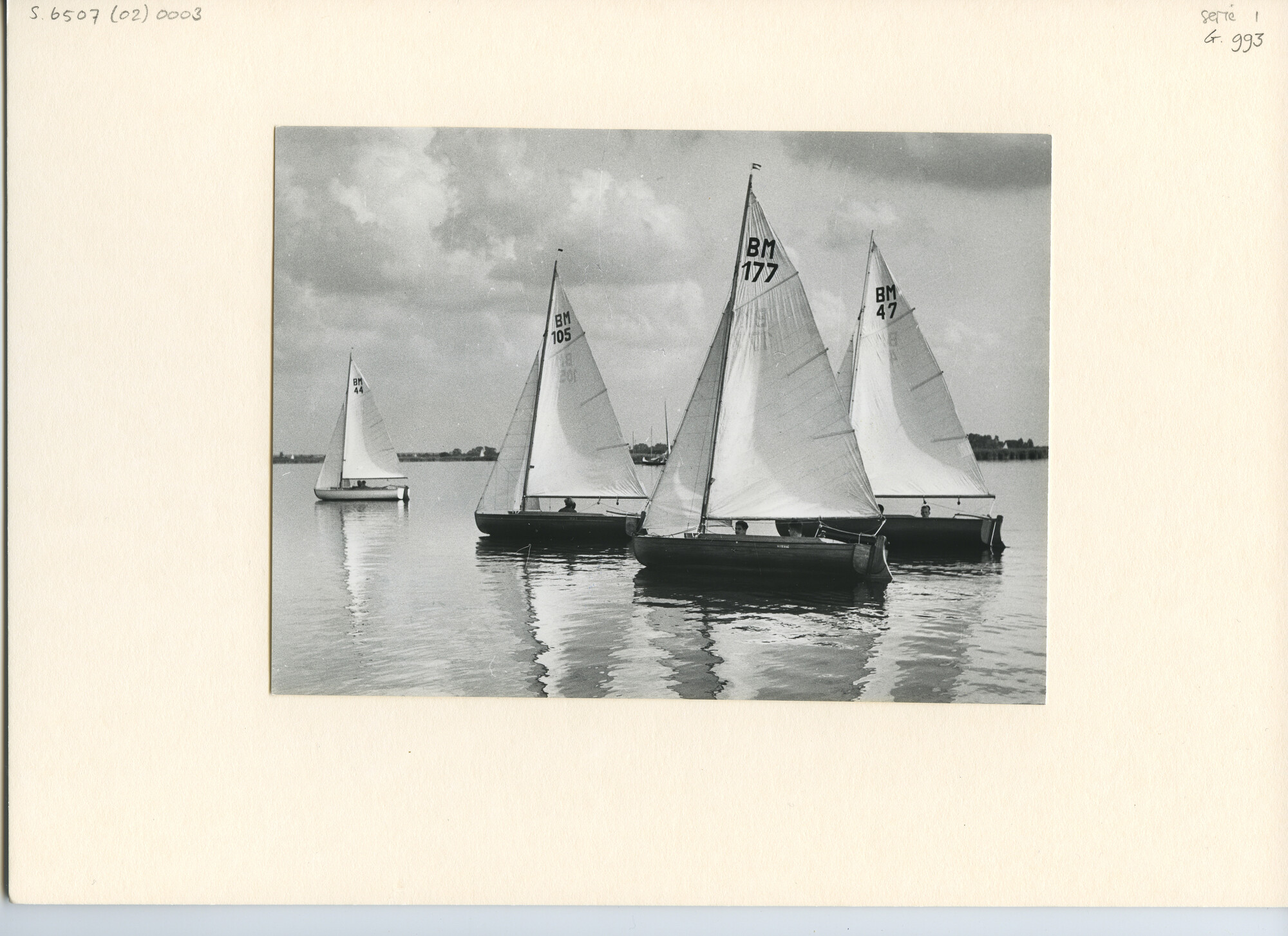 S.6507(02)0003.01; Zwart-wit foto van de BM-klasse tijdens de Sneekweek 1954; foto