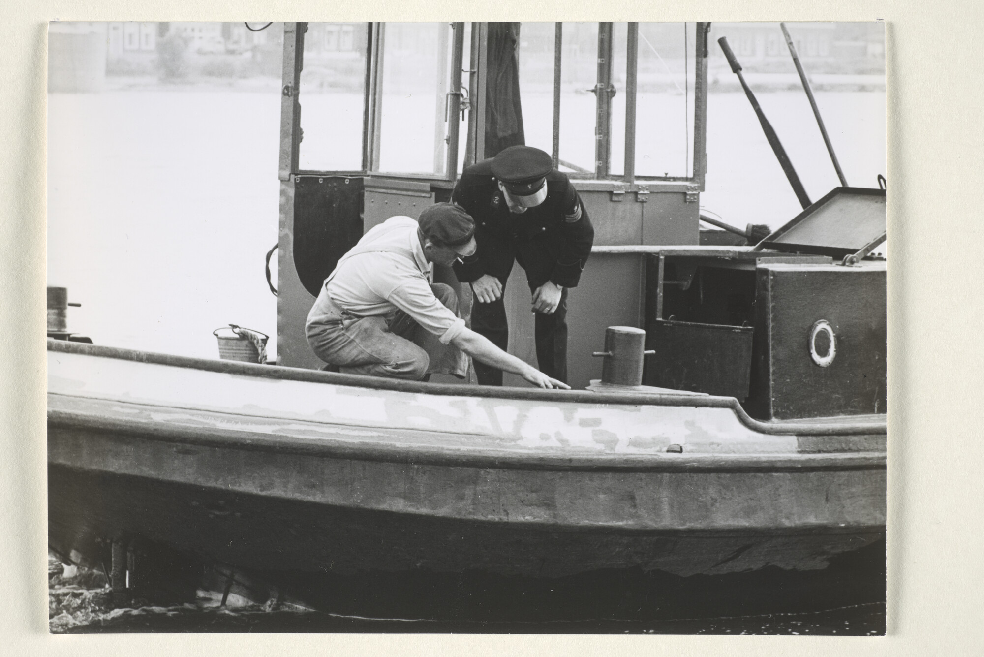 1997.1733; Fotos van het werk van de Rijkspolitie te Water in de regio Dordrecht: agent [...]; fotoreportage