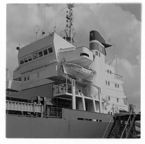 S.5219(12)0633a; Negatieven van het containerschip ms. Otto Porr in een haven; negatief