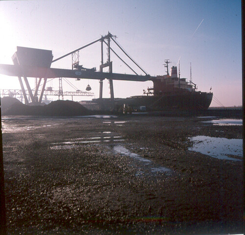 S.9100(8165); Ertsoverslag in haven Amsterdam; diapositief