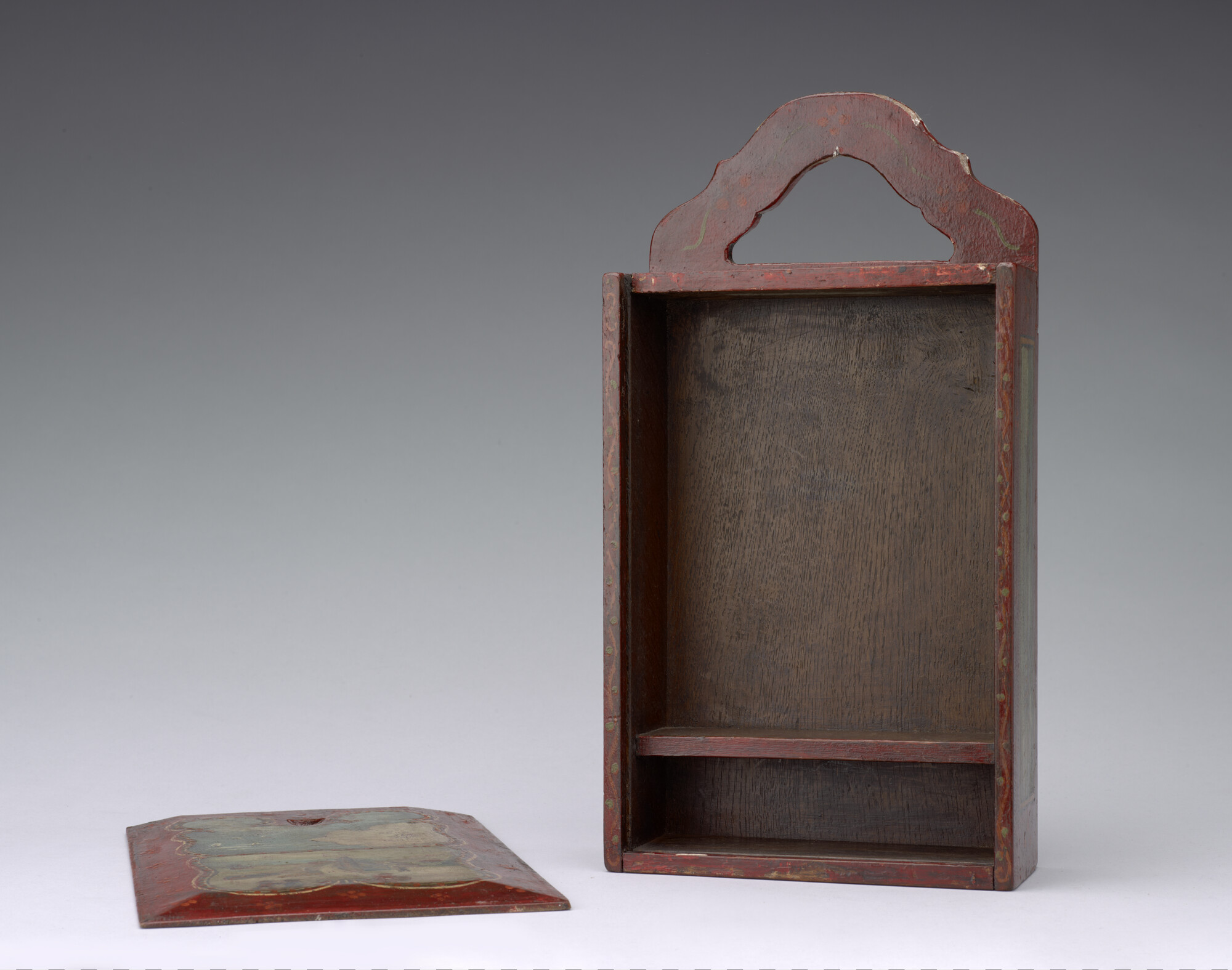 2012.1416; Schooltas van hout met beschildering van Nova Zembla en walvisvaart taferelen; tas