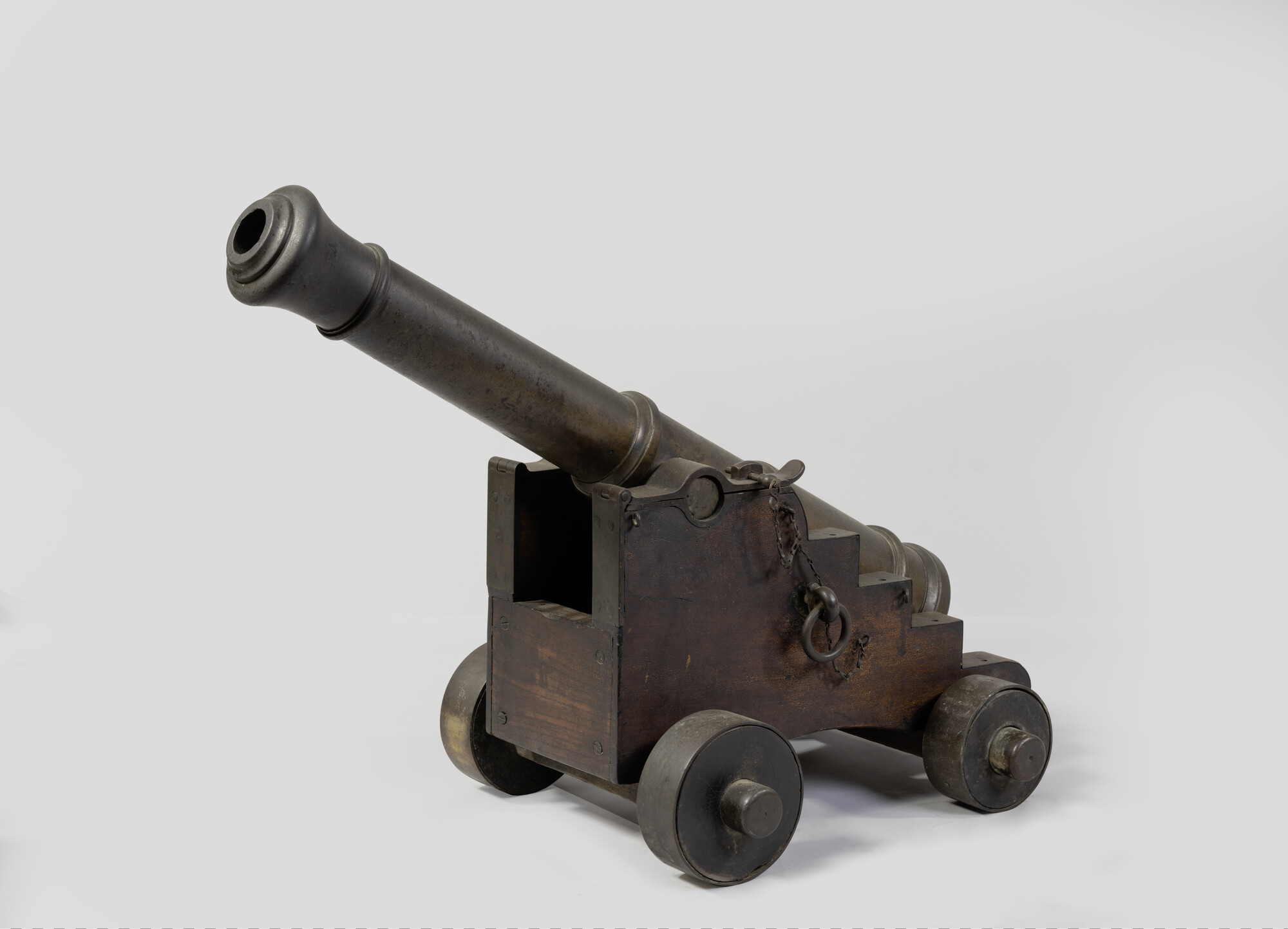A.1795(02); Bronzen scheepskanon op rolpaard; kanon