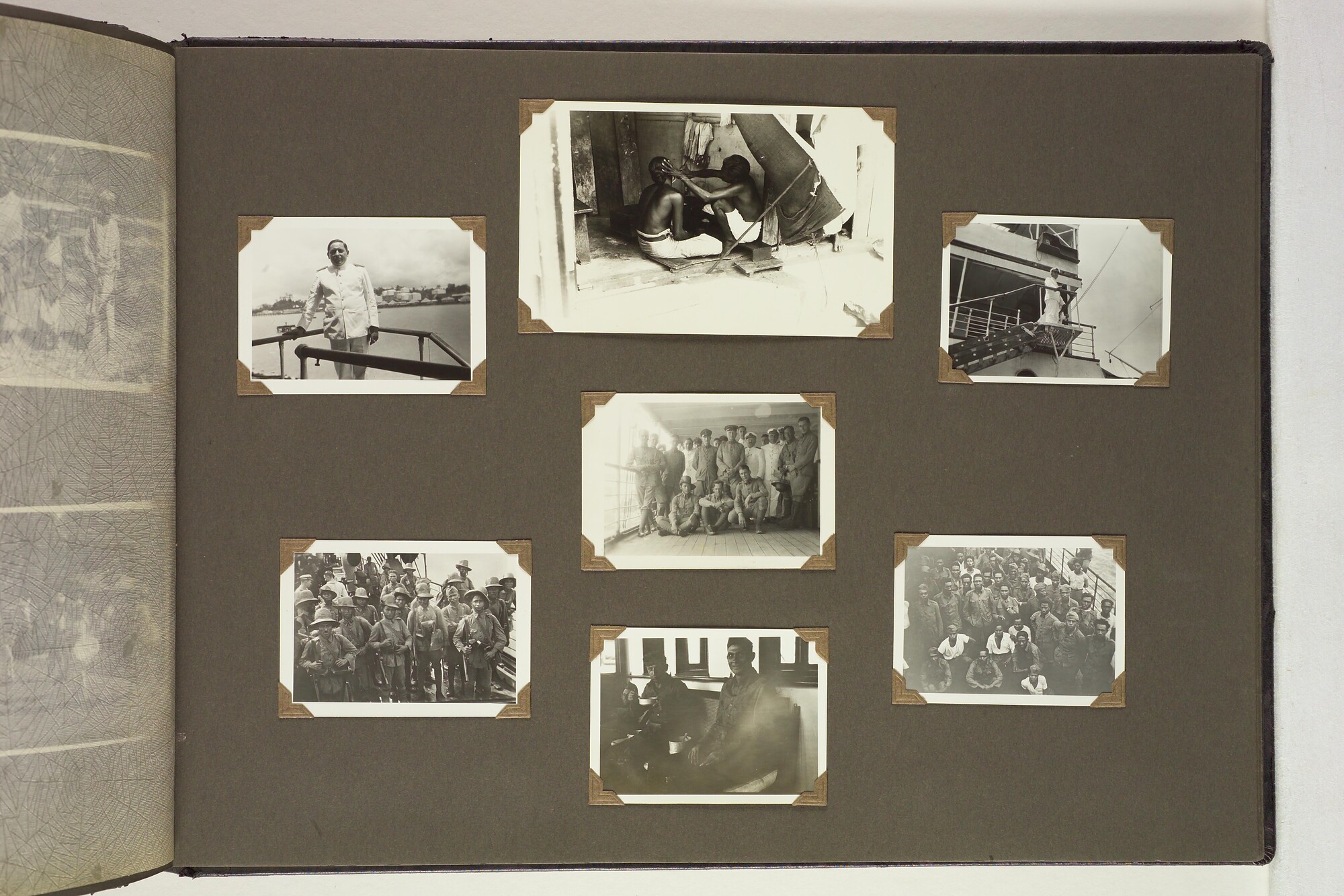 S.5548(091); Persoonlijk album van J.D. van Schooten met foto's aan boord van het ss. Tjikini; fotoalbum