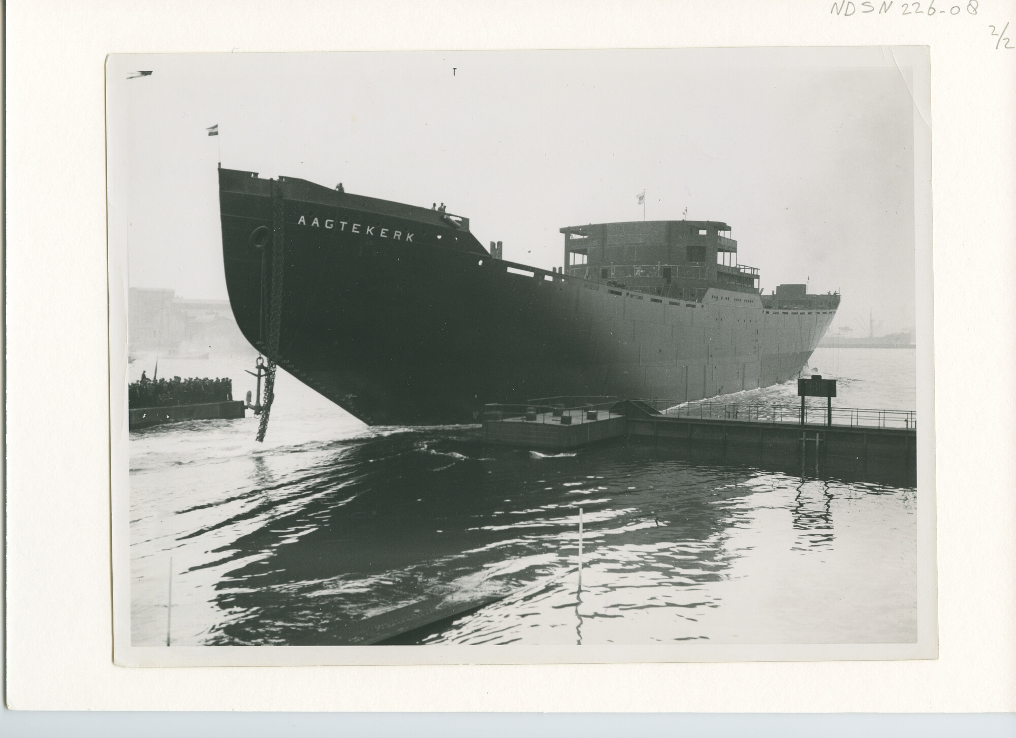 S.5444(1048)13; Foto van de tewaterlating van het vrachtschip ms. Aagtekerk; foto