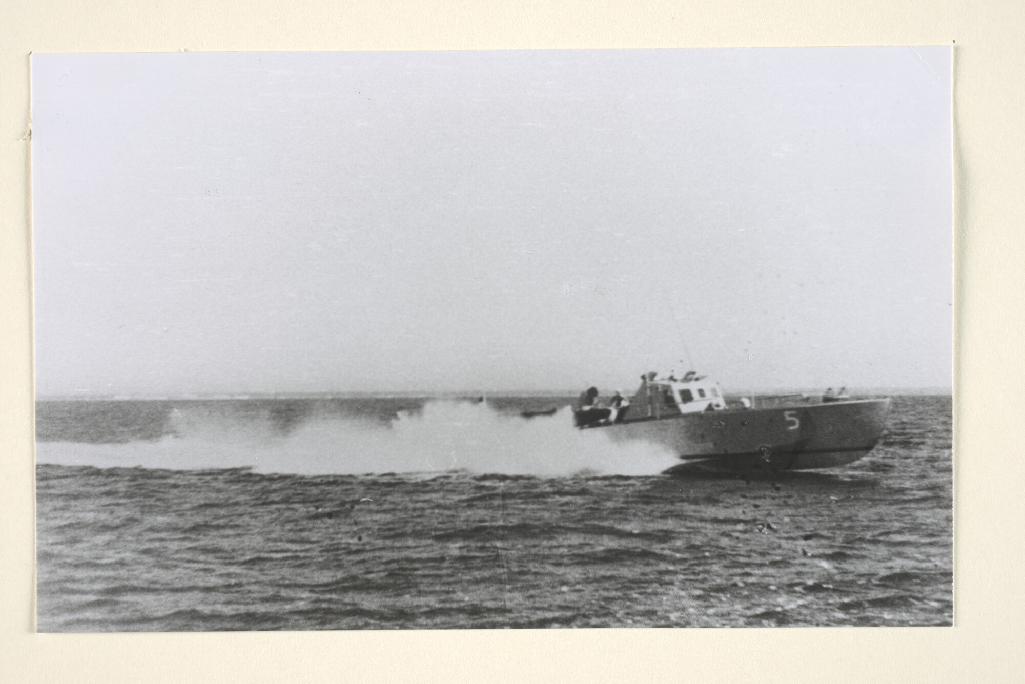 1995.1303; Reproductiefoto's van motortorpedoboot 'TM 5' tijdens oefeningen in de Indische wateren; fotoreportage