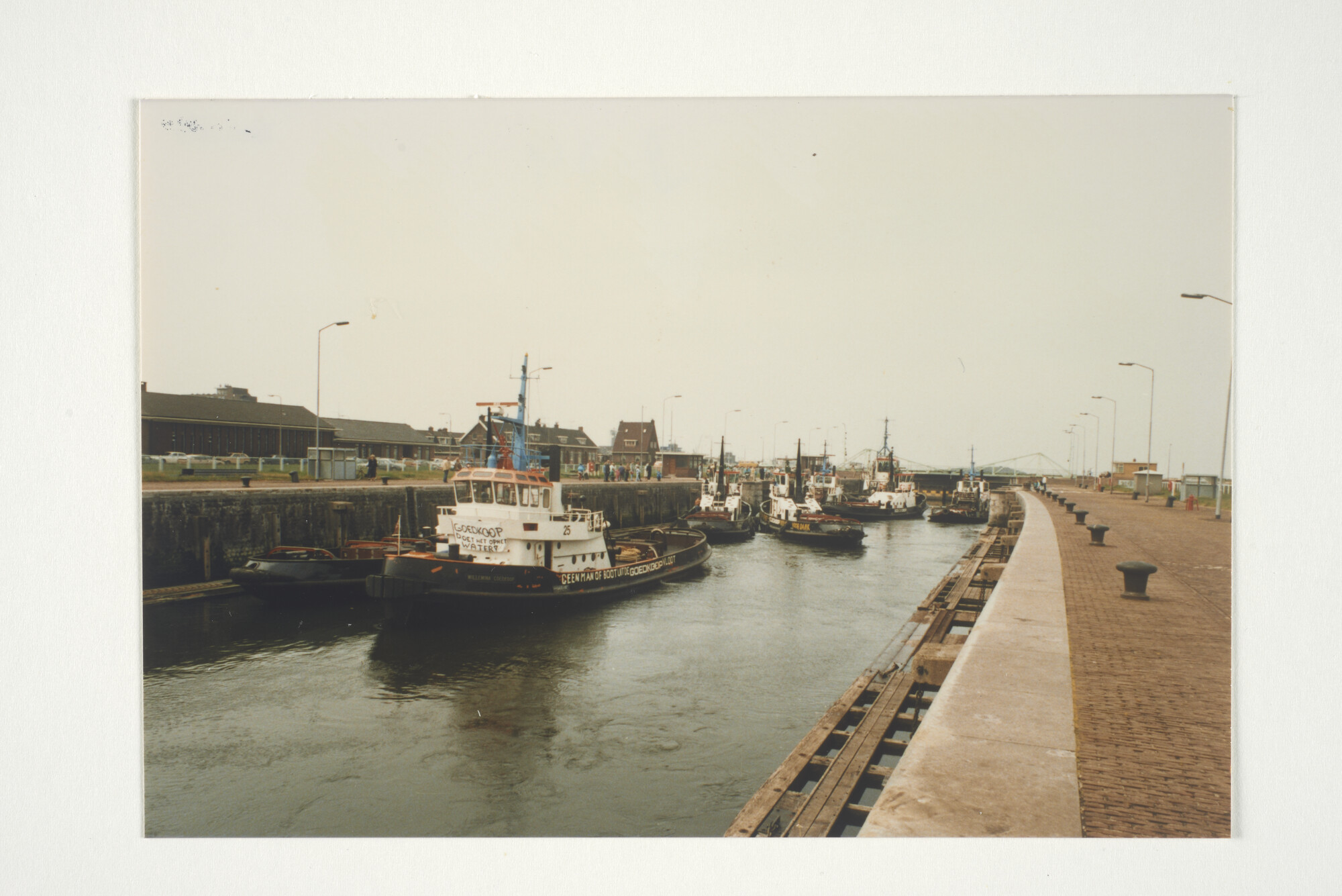 2001.1686; Bezetting van het kantoor aan de Westerdoksdijk door het personeel van [...]; fotoreportage