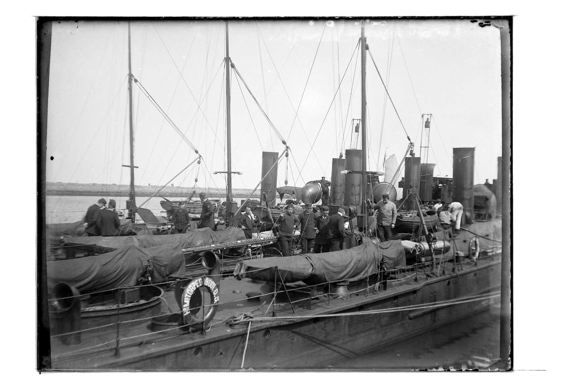 S.3319(245)a; Drie torpedoboten afgemeerd naast elkaar; negatief