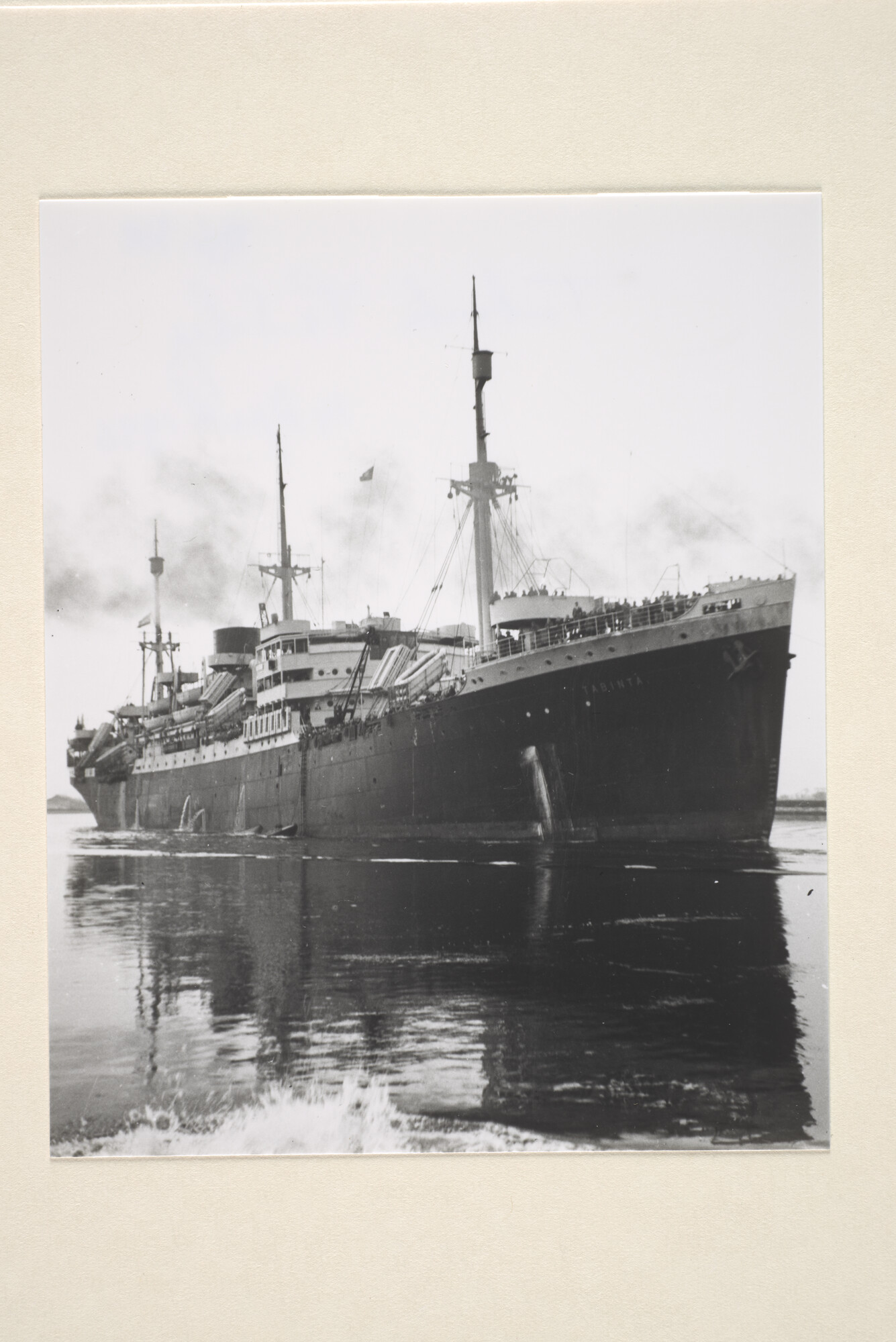 1996.3101; Het vrachtschip ms. 'Tabinta' van de SMN bij aankomst op het Noordzeekanaal, april 1946; foto