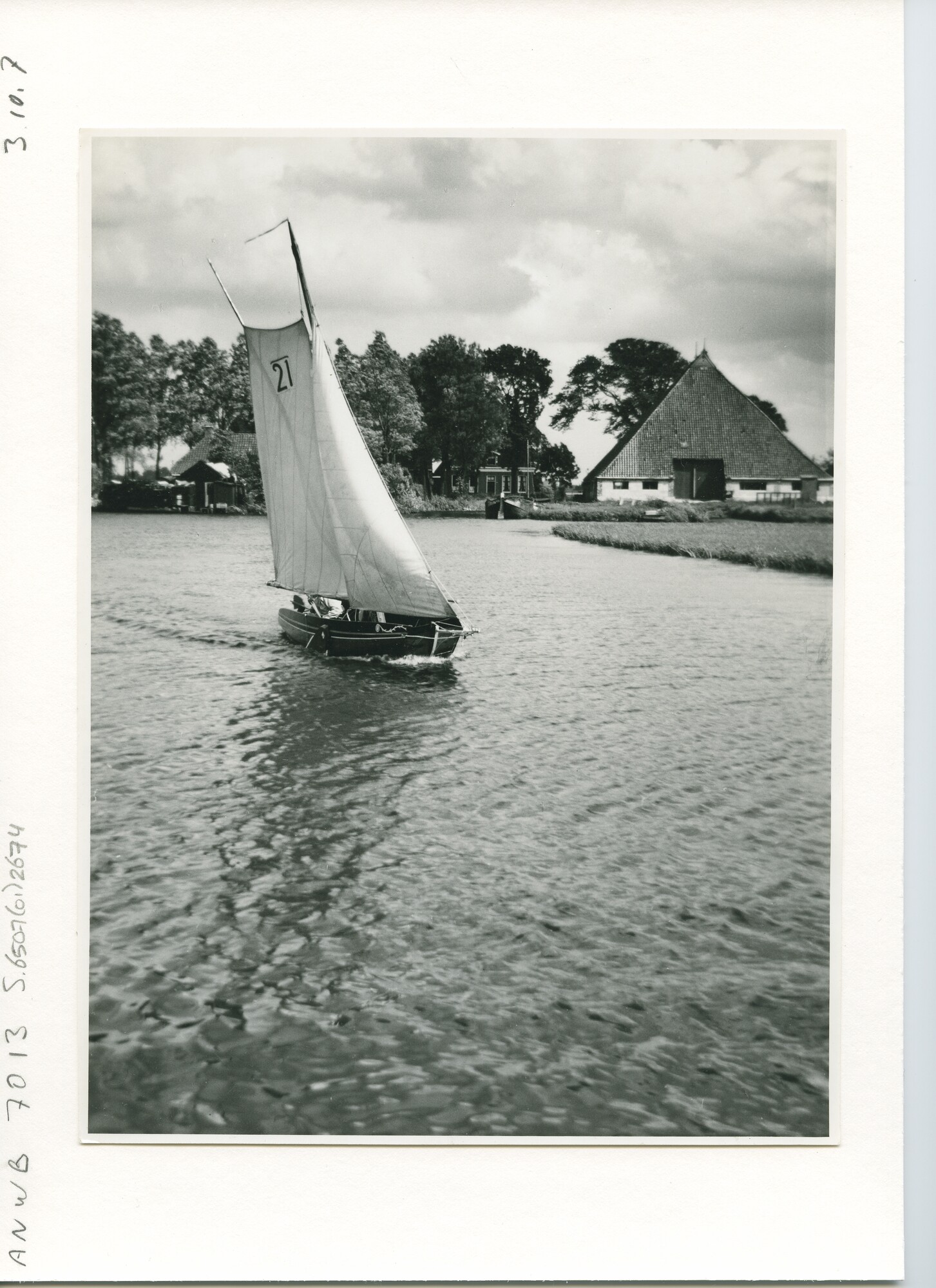 S.6507(01)2674; De 4.75-meter open Friese schouw met spriettuig en met zeilnummer 21 zeilt hoog aan de wind in Friesland op een vaart; foto