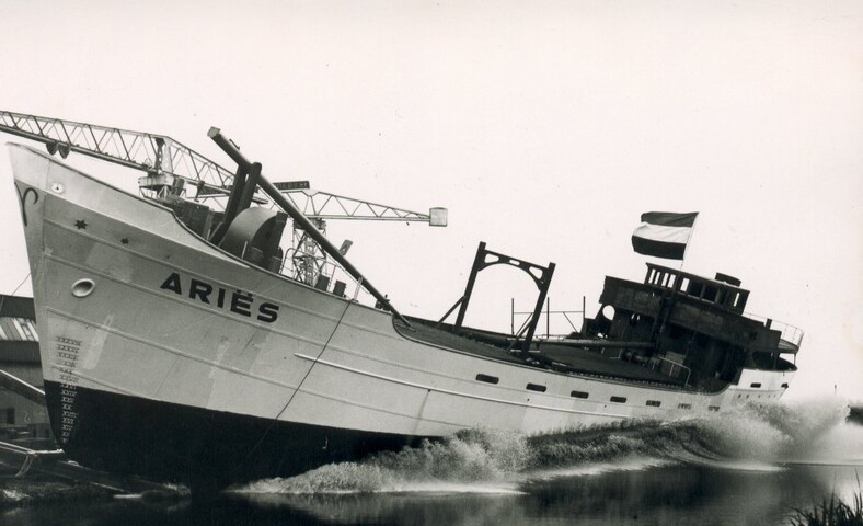 2001.1738; De tewaterlating van de coaster ms. 'Ariës' van J.J. & W. Kramer bij J.G. Bröerken te Westerbroek [...]; foto