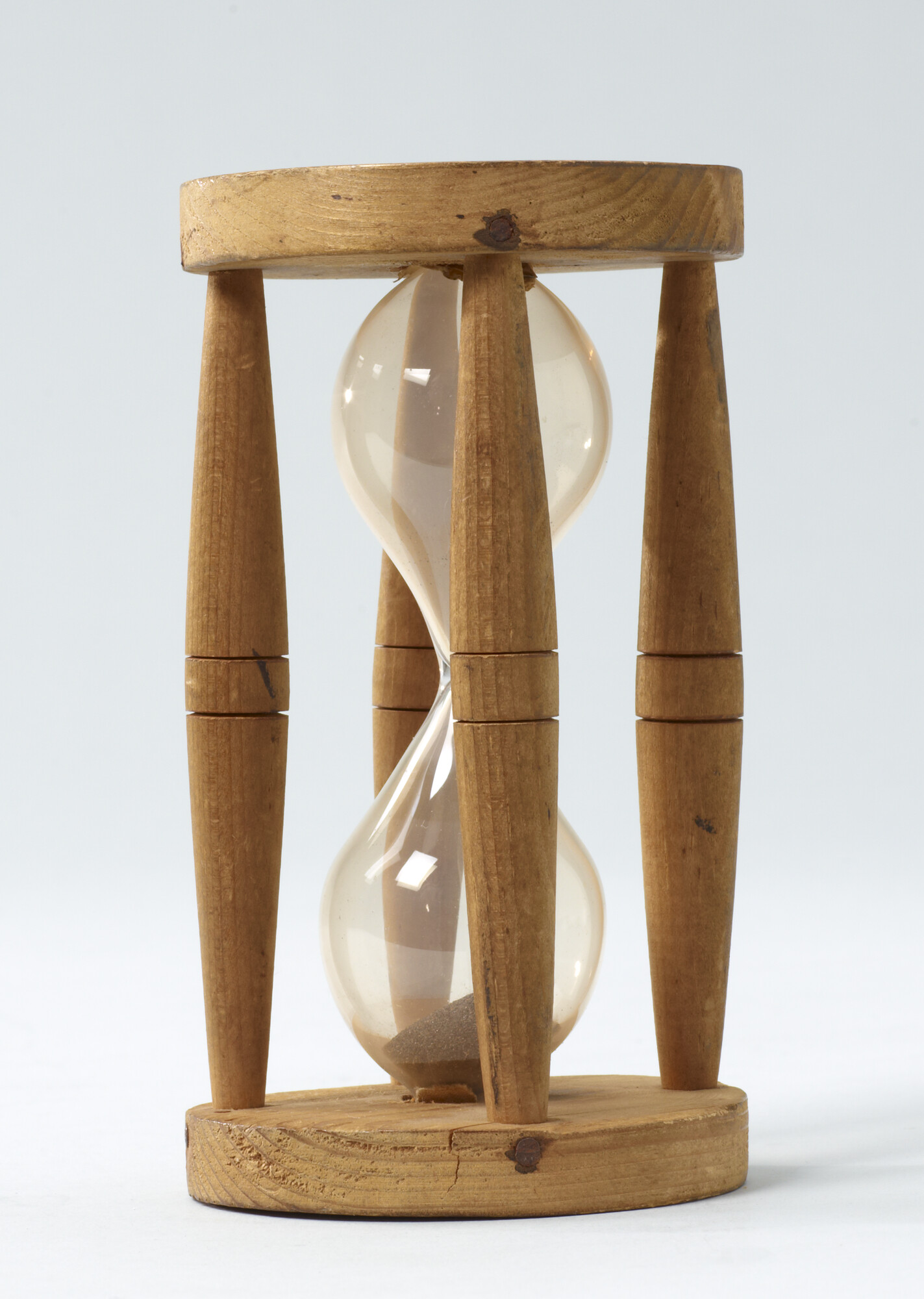 1994.5158; Zandloper van 14½ seconde, hout en glas; zandloper
