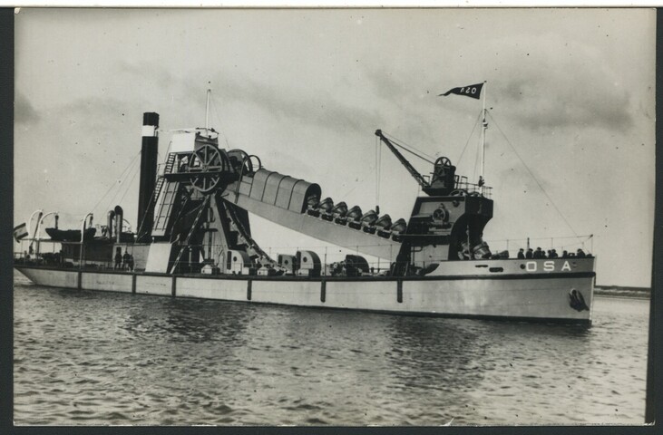 1998.2813; De Spaanse emmerbaggermolen 'Osa' gezien op het Spaarne, omstreeks 1935; prentbriefkaart