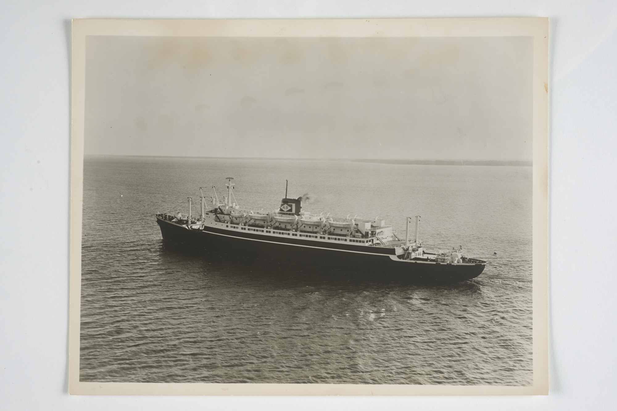 2014.0635-02; Zwart-wit foto van het ss. Atlantic tijdens de maiden voyage; foto