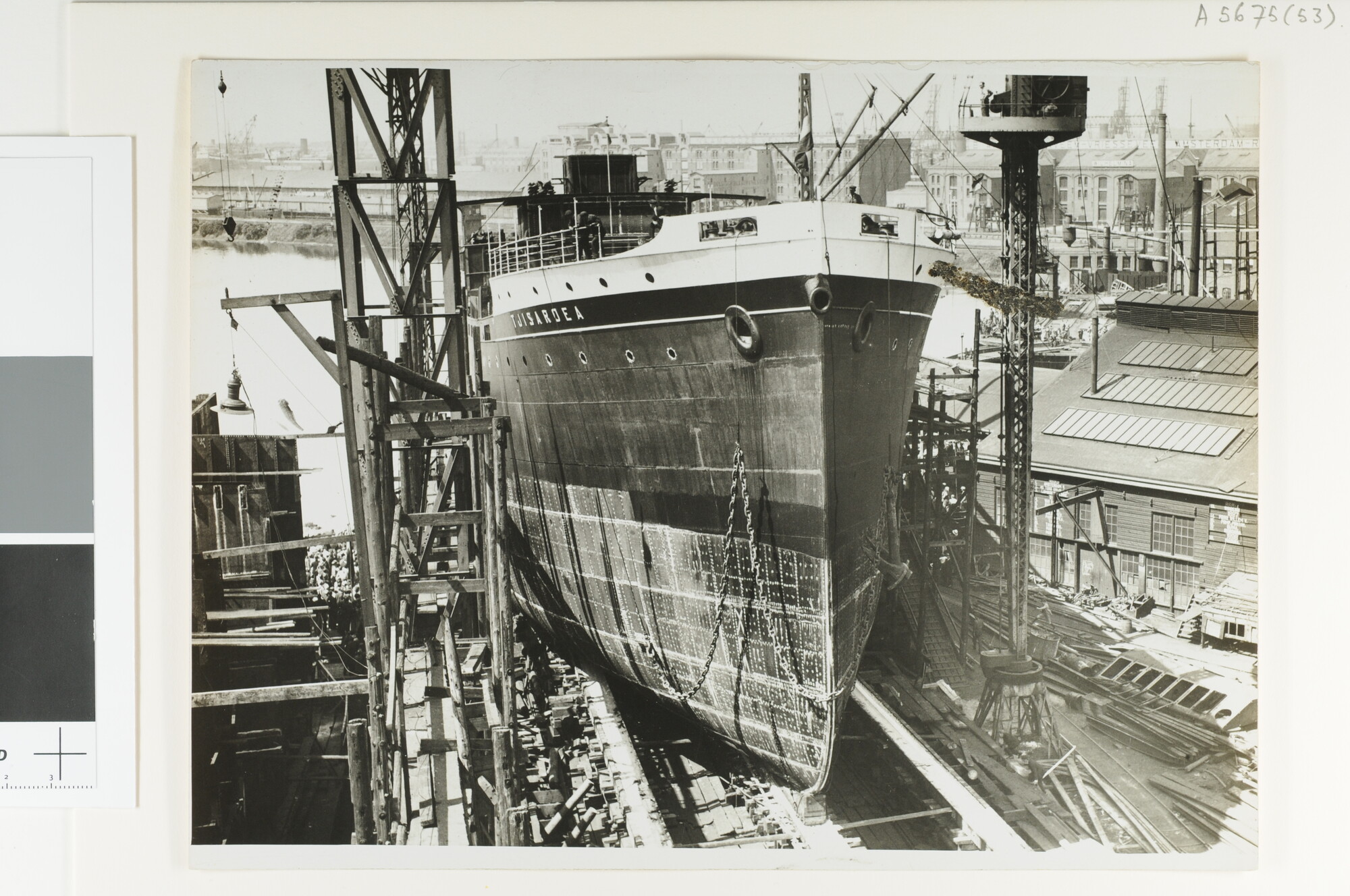 A.5675(53); De tewaterlating van het vracht-passagiersschip ss. 'Tjisaroea' van de; foto