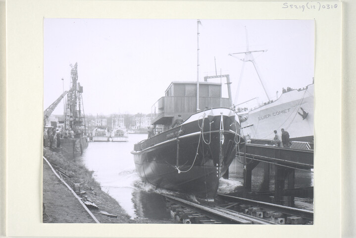 S.5219(12)0318; Foto's van de tewaterlating van de havensleepboot 'Willemina Goedkoop' (9); fotoreportage