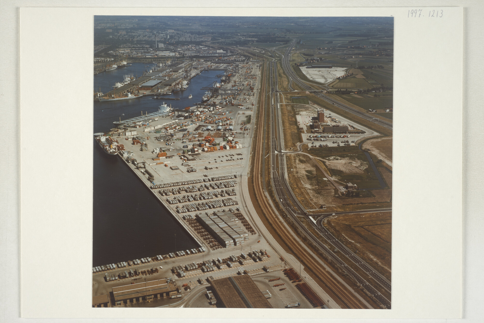 1997.1213; Luchtfoto van de Eemhaven in Rotterdam; foto