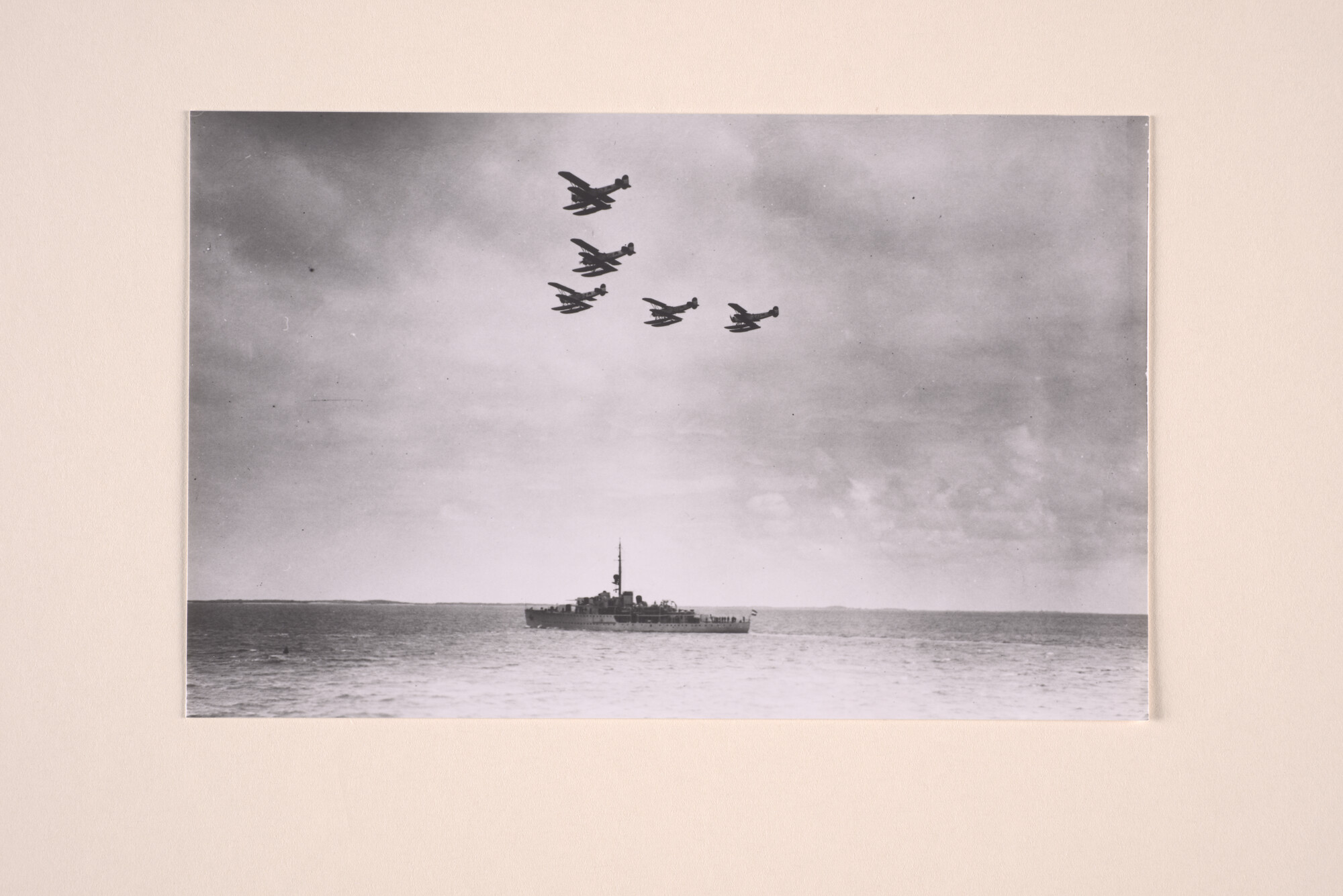 1994.5874; Een formatie drijvervliegtuigen van het type Fokker C VIIW van de MLD boven het flottieljevaartuig Hr.Ms. 'Johan Maurits van Nassau' op de Texelstroom; foto