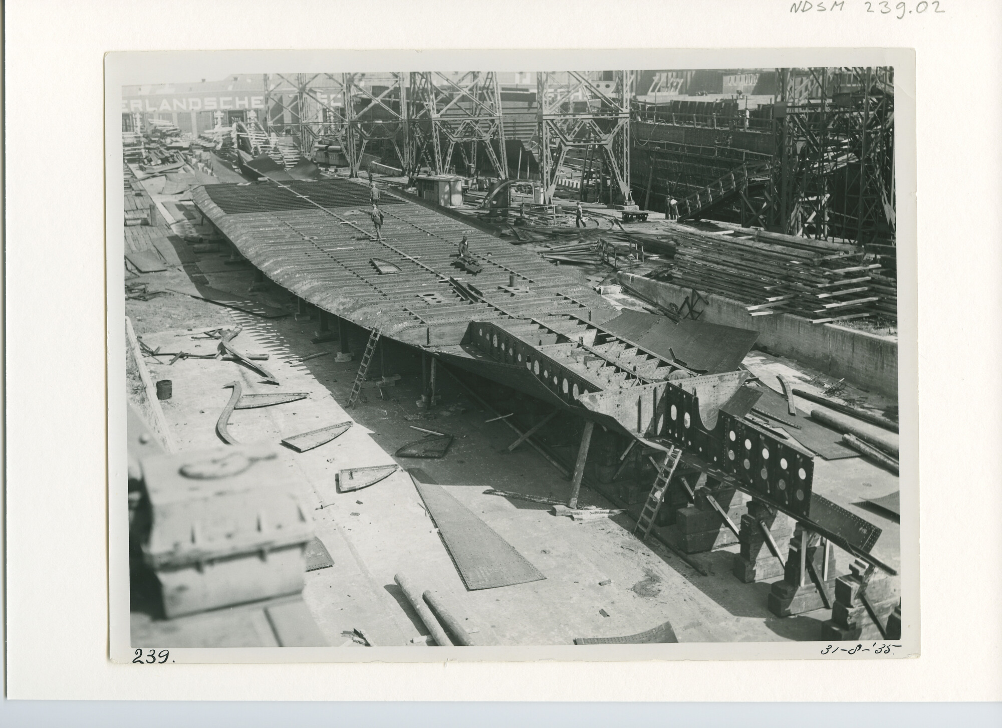 S.5444(1221)04; Foto van het vrachtschip ms. Kosarev in aanbouw bij de NSM; foto