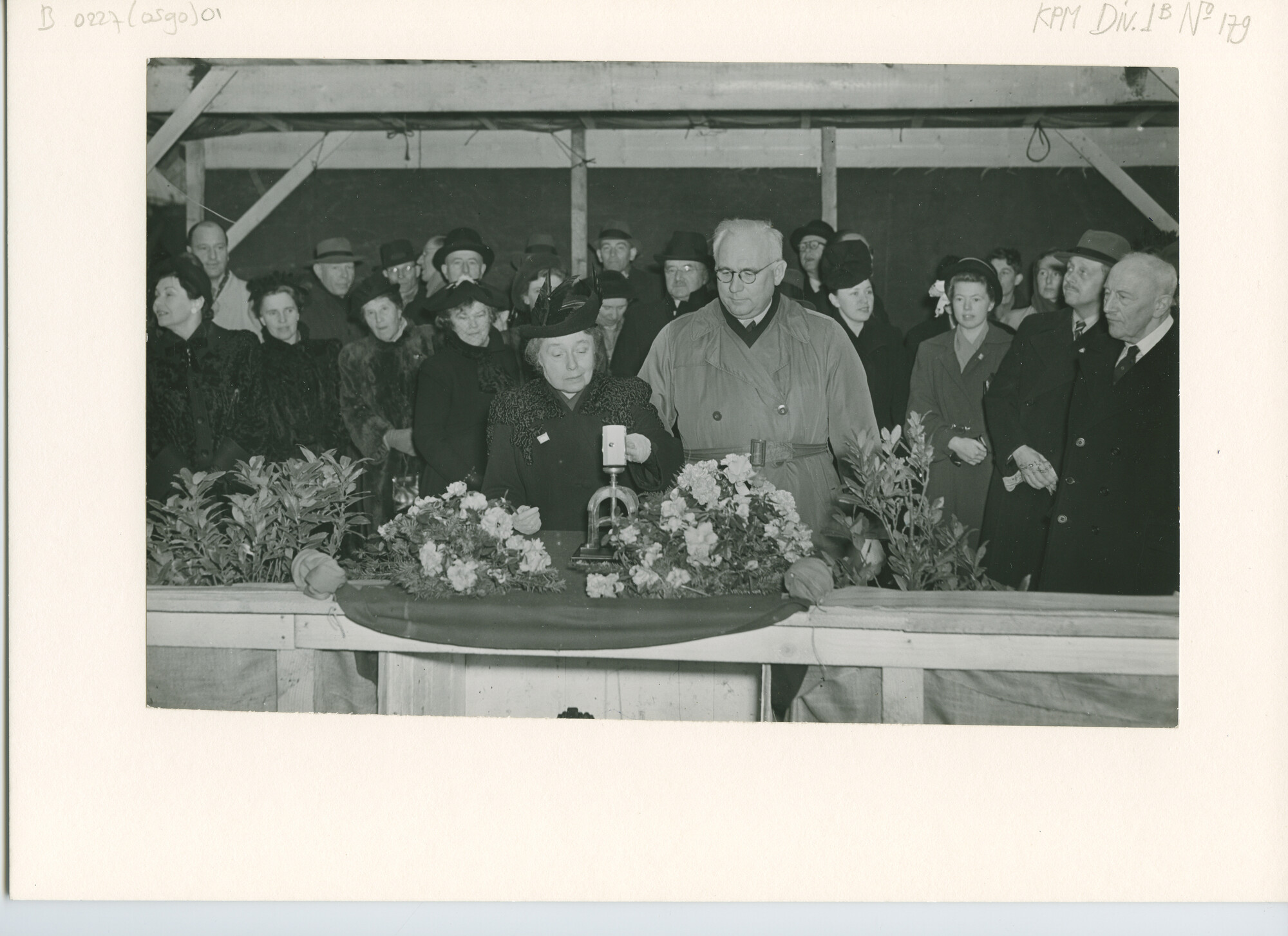 B.0227(0590)01; Foto van de doop en de tewaterlating van ms. Waiwerang ; foto