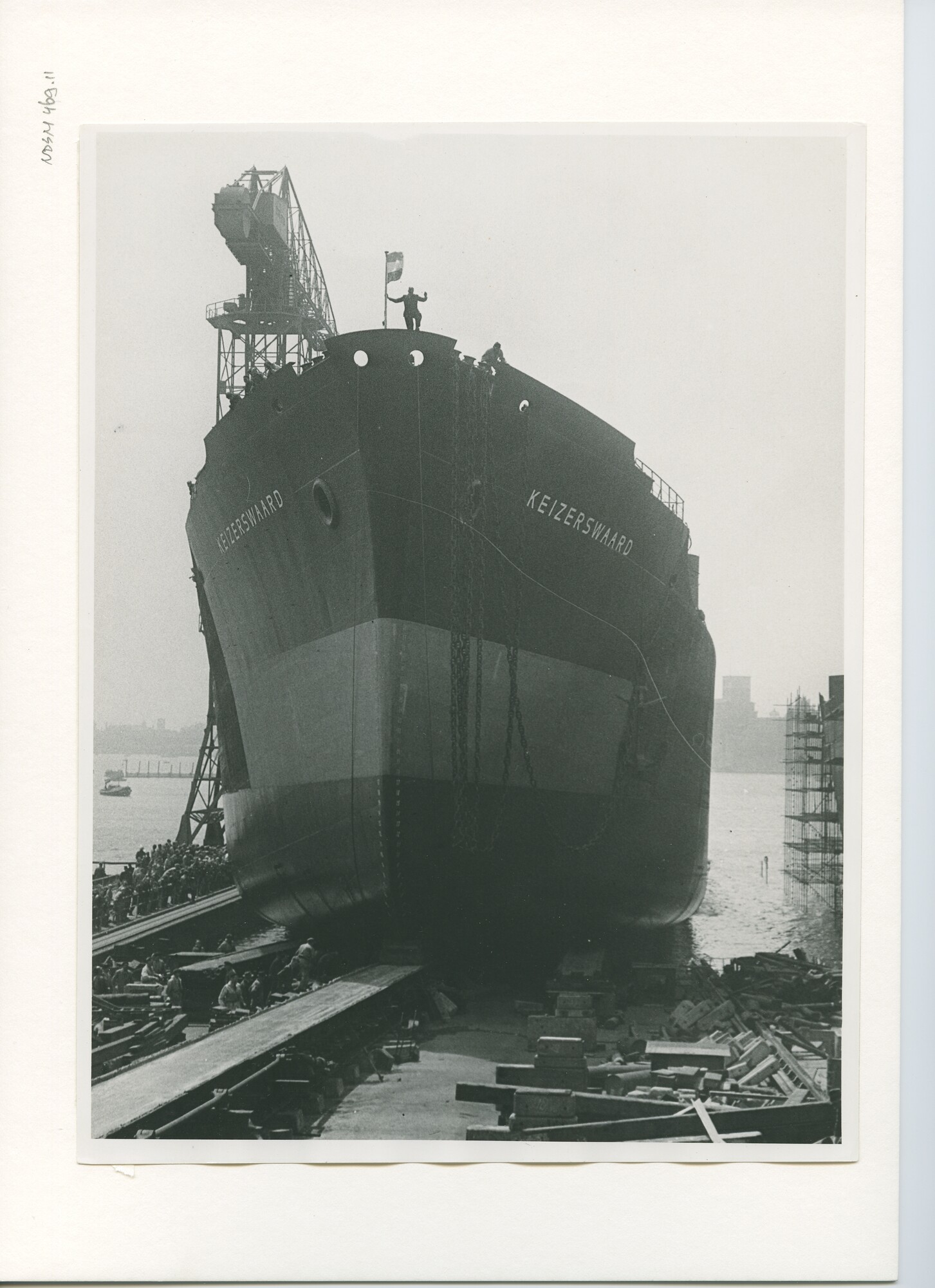 S.5444(2638)4; Foto van de tewaterlating van de tanker ms. Keizerswaard van de Vereenige Nederlandse Tankvaartrederij; foto