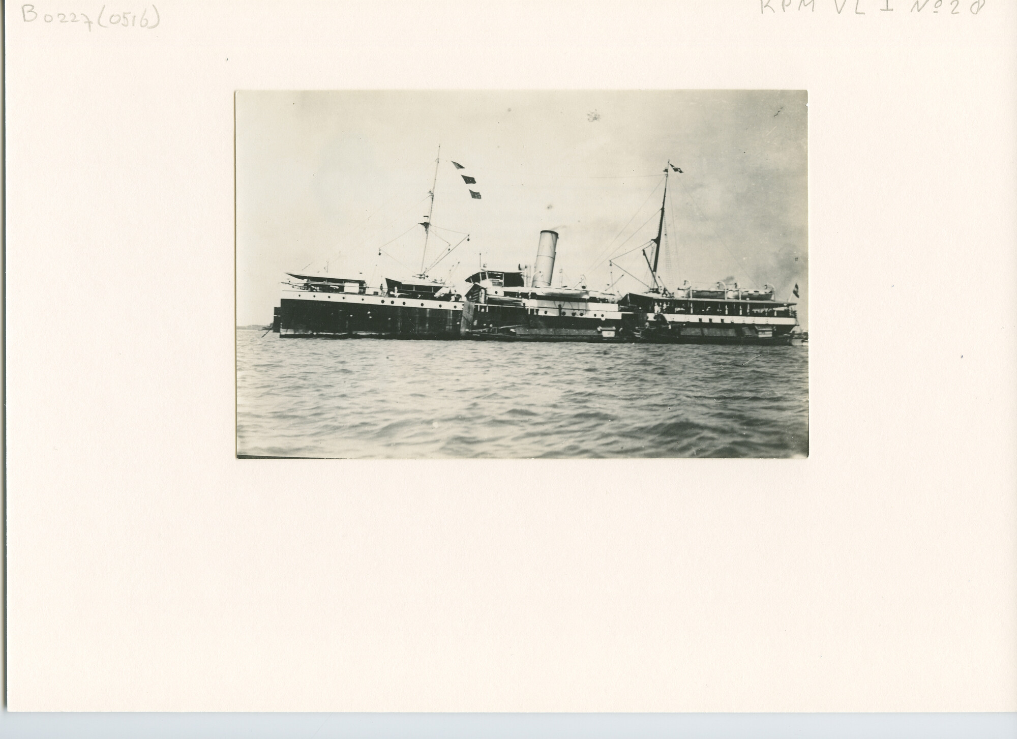 B.0227(0516)a; Foto van ss. Van Diemen van de KPM voor anker liggend (vermoedelijk) te Tandjong Priok; foto