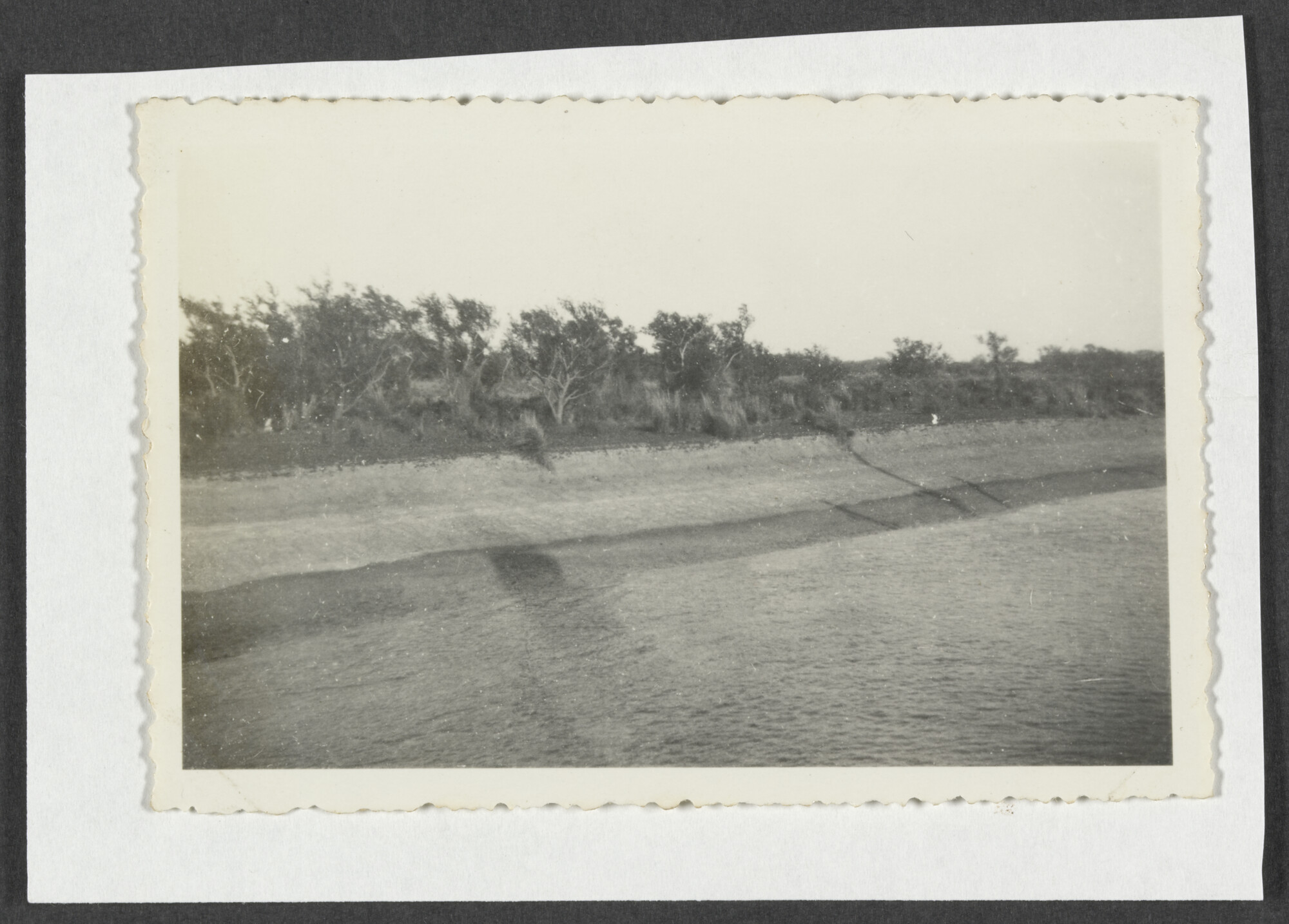 2025.0042; Zwart-wit foto van de Paraná rivier (Rio Paraná); foto