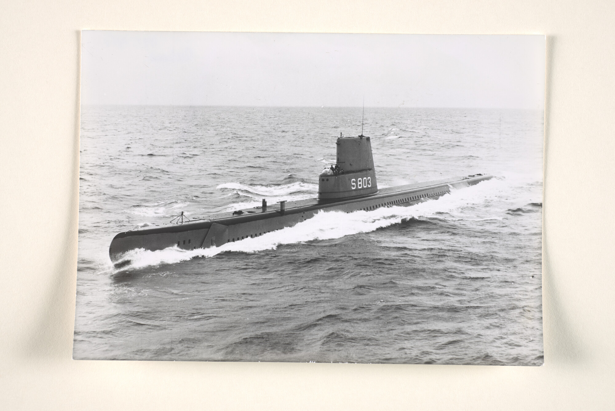 1995.1454; Luchtfoto van de onderzeeboot Hr.Ms. 'Zeeleeuw' (S 803); foto
