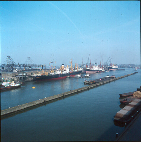 S.9100(7931); Havengezicht te Amsterdam (Borneokade); diapositief