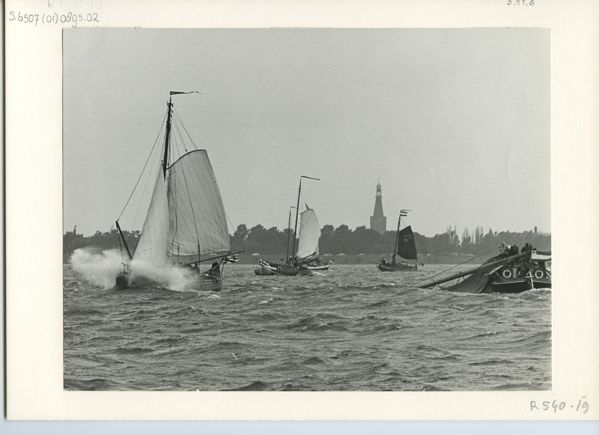 S.6507(01)0895.02; Foto van de reunie van ronde- en platbodemjachten te Medemblik, 1964; foto