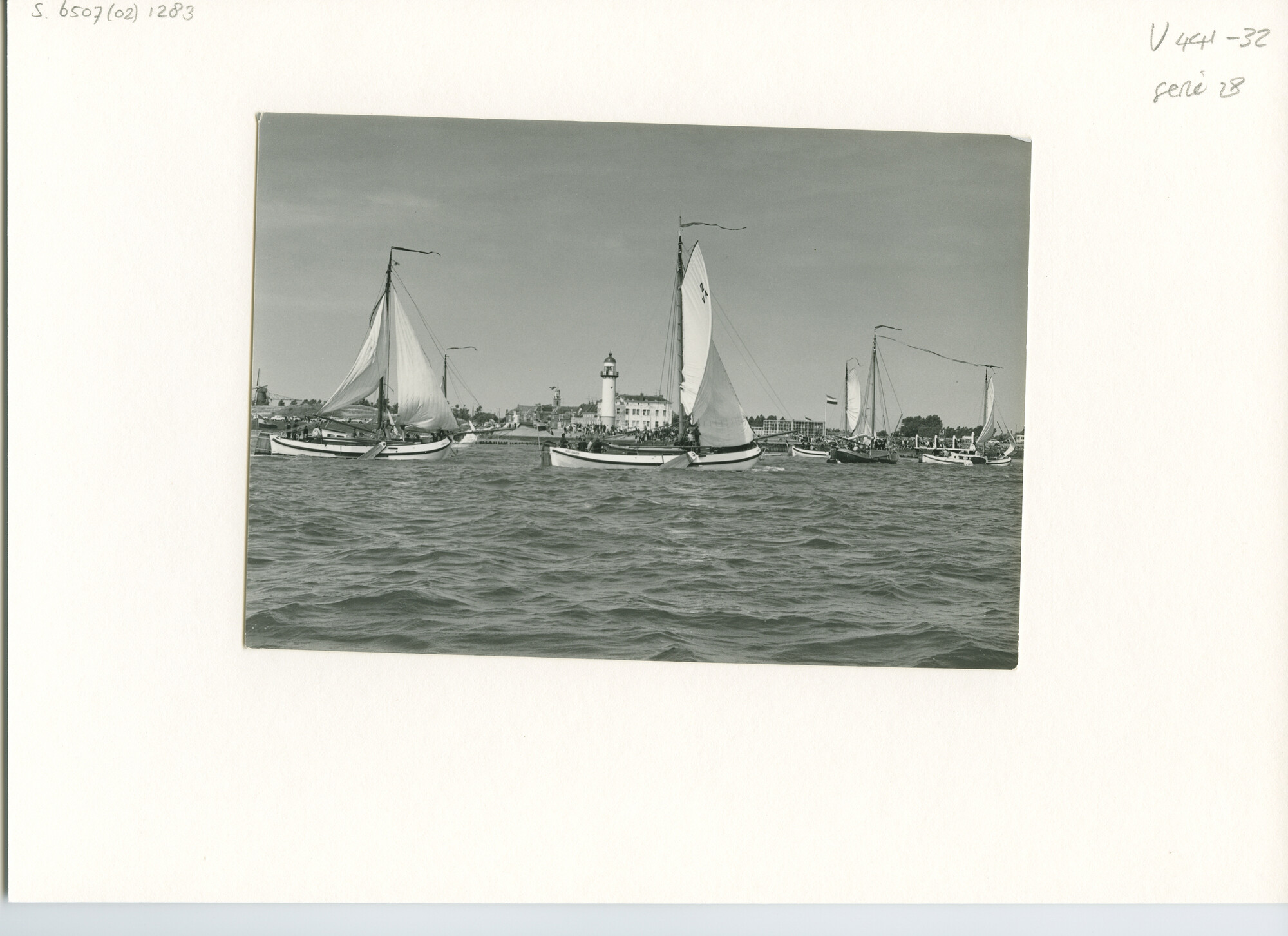 S.6507(02)1283.03; Zwart-wit foto van de reünie van ronde en platbodemjachten te Hellevoetsluis; foto