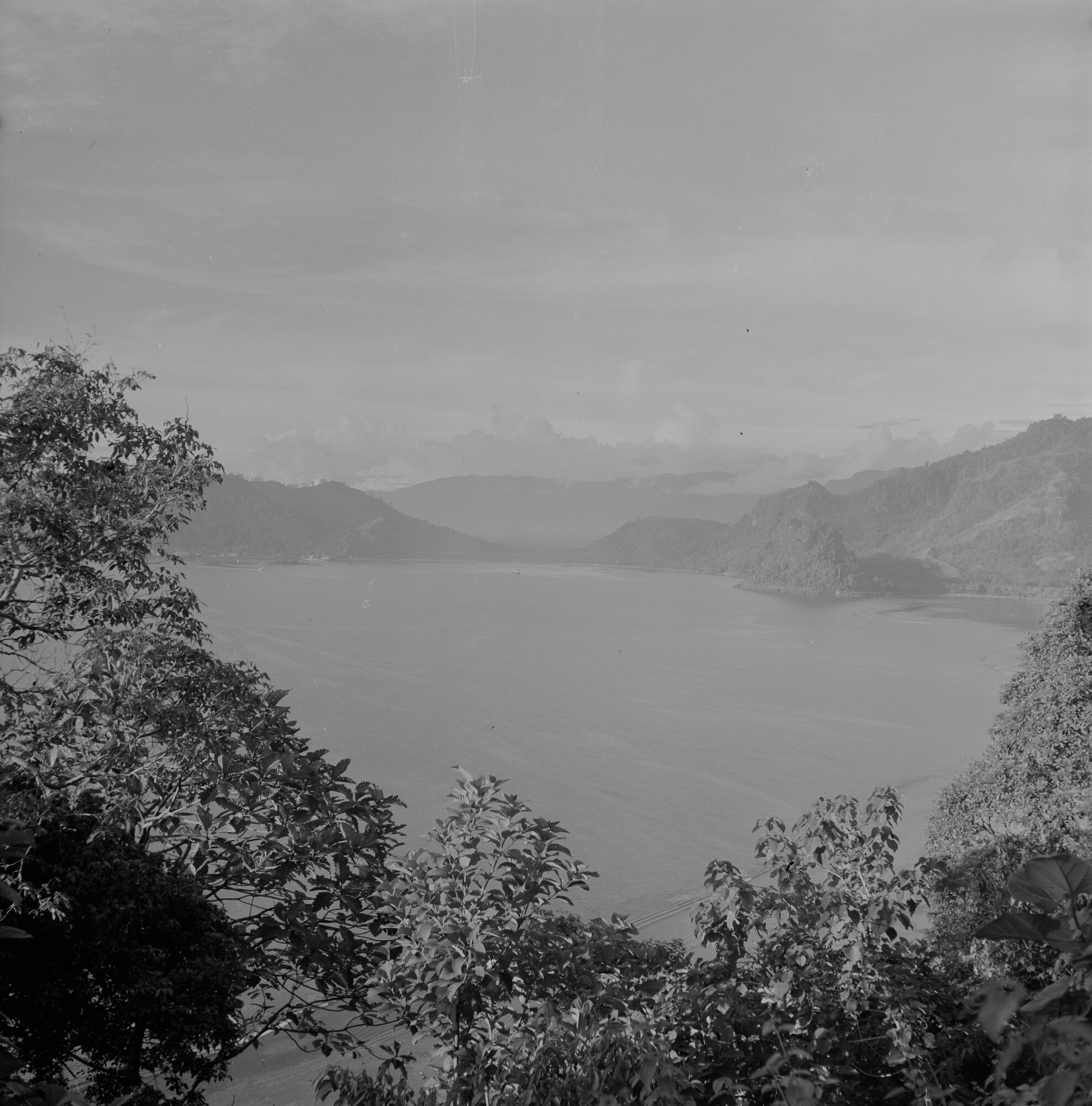 2015.3018; Negatief van de Boengoesbaai bij Padang op Sumatra; negatief