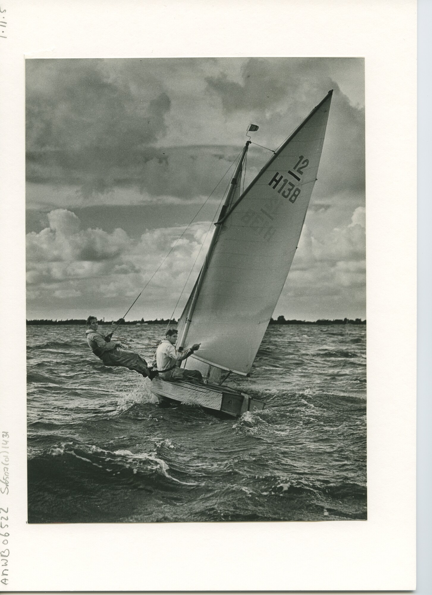 S.6507(01)1431; De kampioen der Sharpies, de gebroeders Kraan, in actie op het woelige water; foto