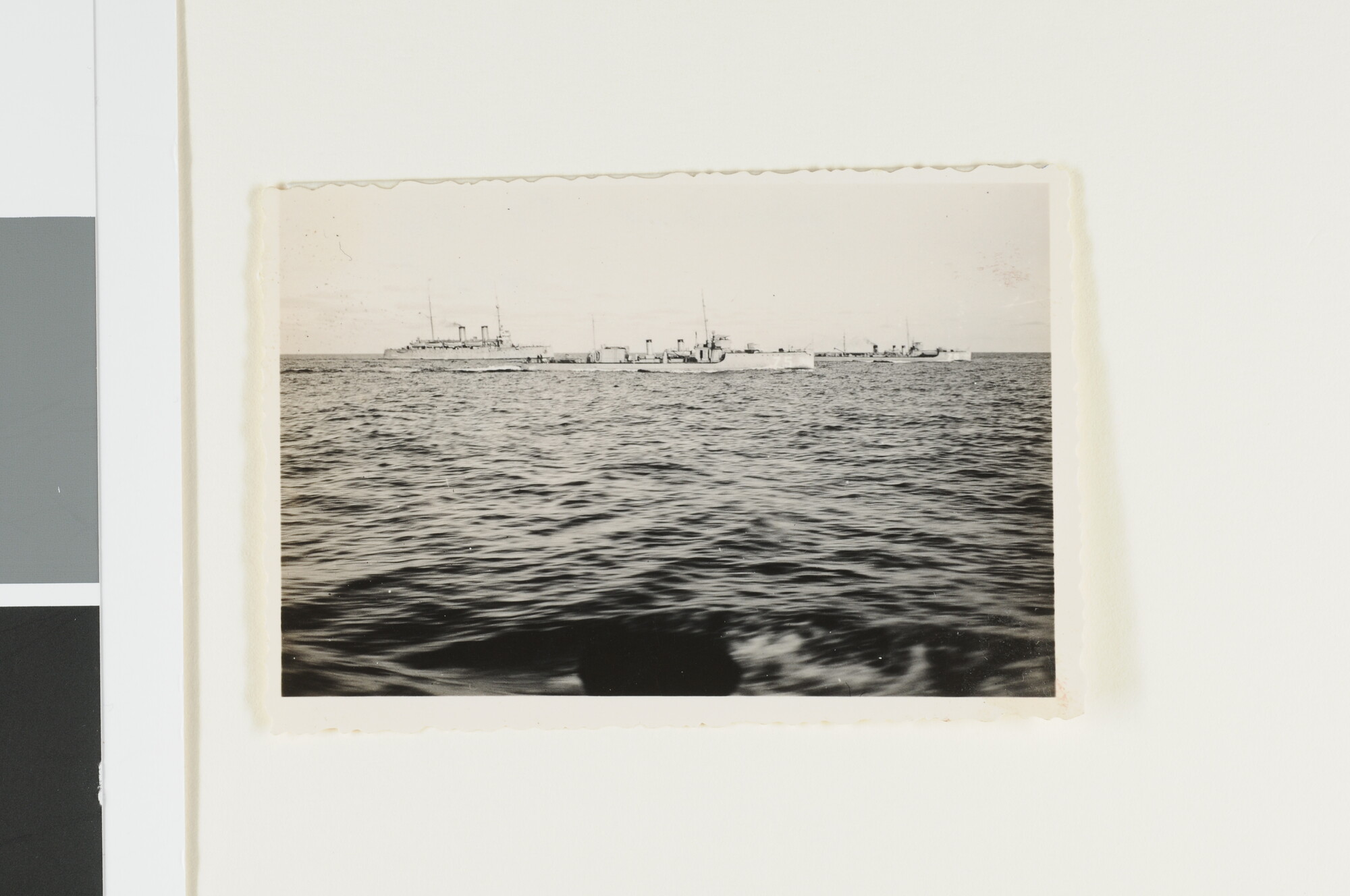 A.2867(01)097; Foto's van de torpedoboot Hr.Ms. 'Z 5' en 'Z 6' in eskaderverband varende met het pantserdekschip Hr.Ms. 'Gelderland'; fotoreportage