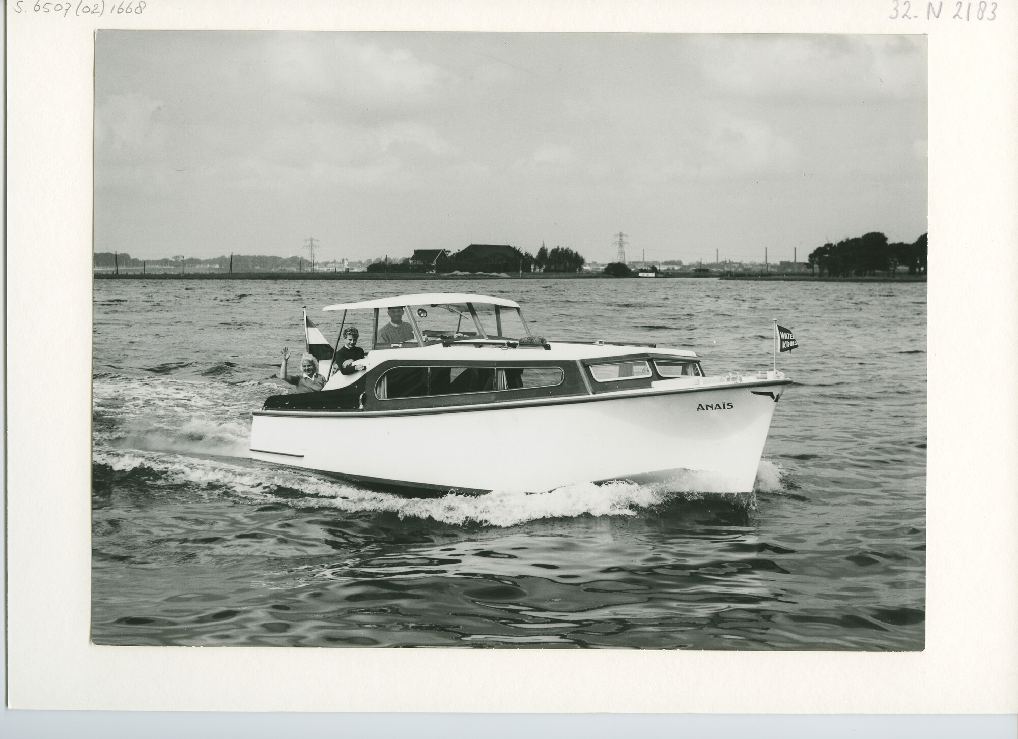 S.6507(02)1668.01; Zwart-wit foto van de circa 8 meter lange stalen Waterlandkruiser 'Anais' uit Wassenaar in de omgeving van Spaarndam; foto