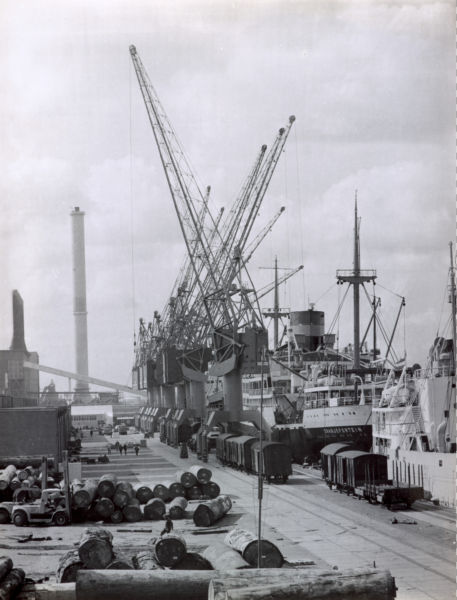 1998.0363; Gezicht op de havenkade aan de Vlothaven te Amsterdam, augustus 1966; foto