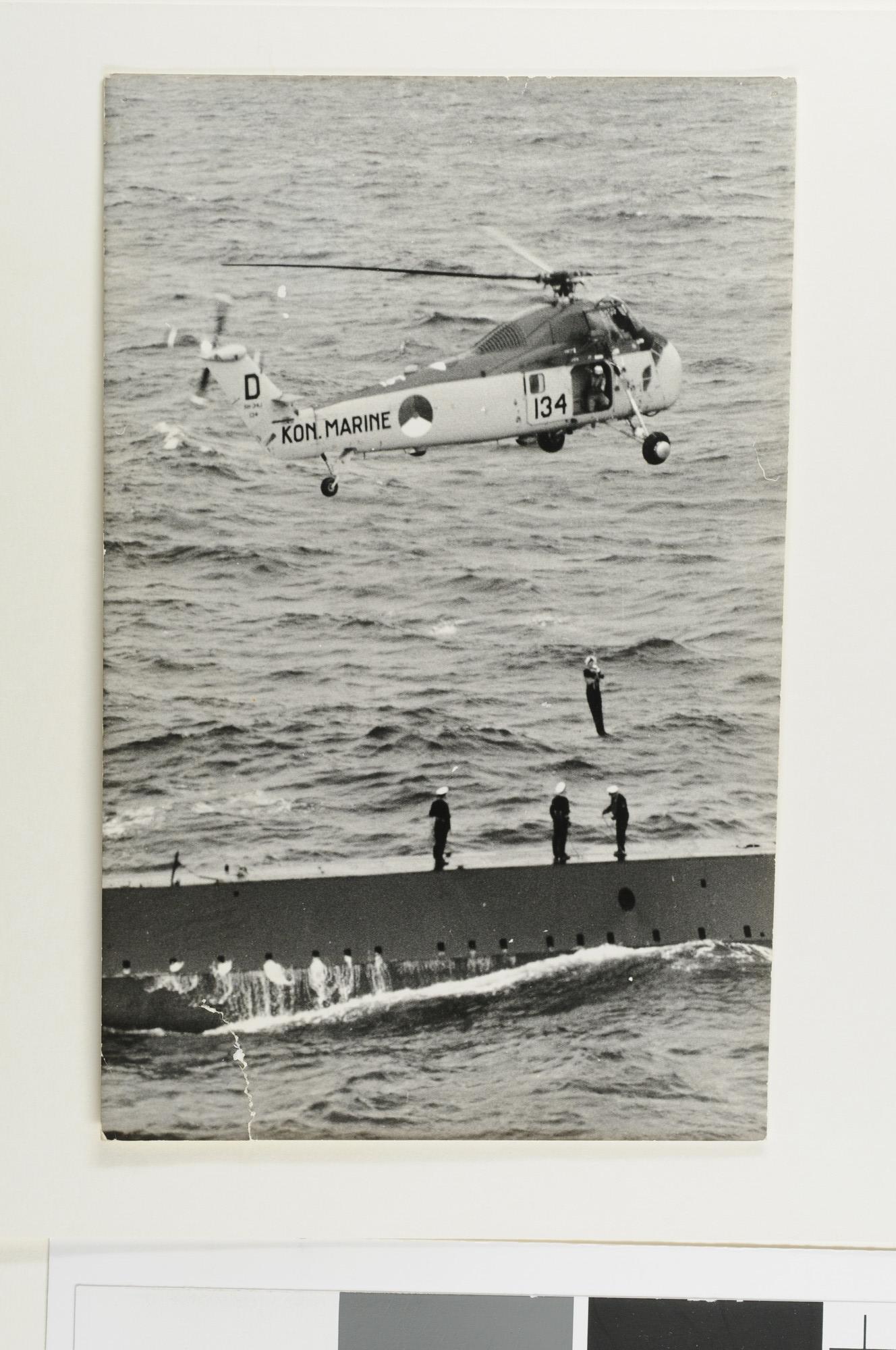 1993.0536; Prins Bernhard landt op het dek van de onderzeeboot Hr.Ms. Dolfijn vanuit een Sikorsky SH 34J helikopter; foto
