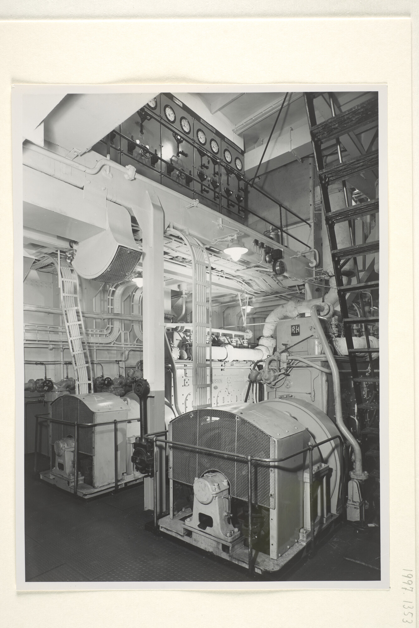 1997.1353; Foto's van de machinekamer van het vrachtschip ms. Tjibantjet van de KJCPL; fotoreportage