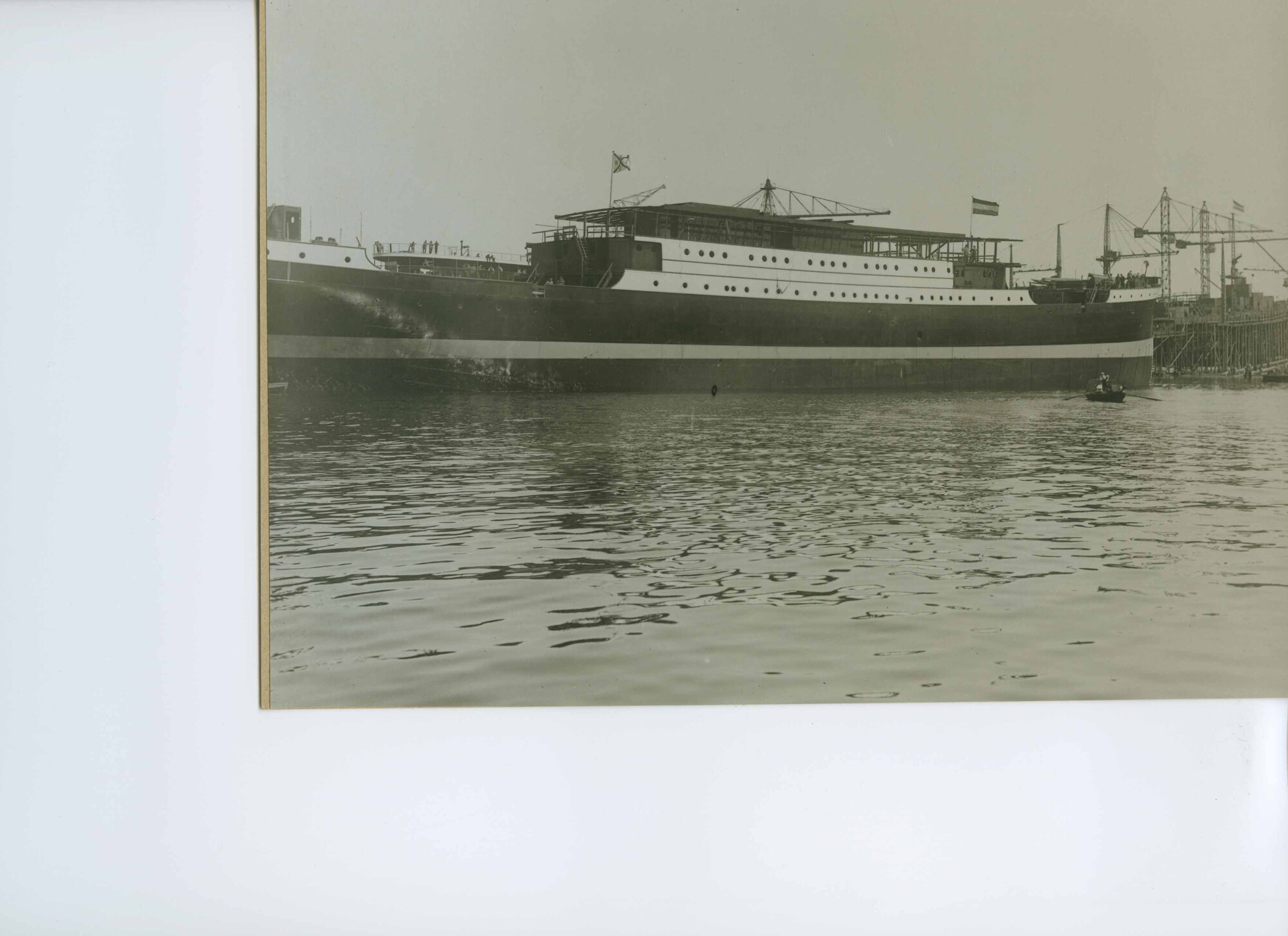 S.5444(0493)10; Foto van de tewaterlating van het passagiersschip ss. Van Rensselaer ; foto