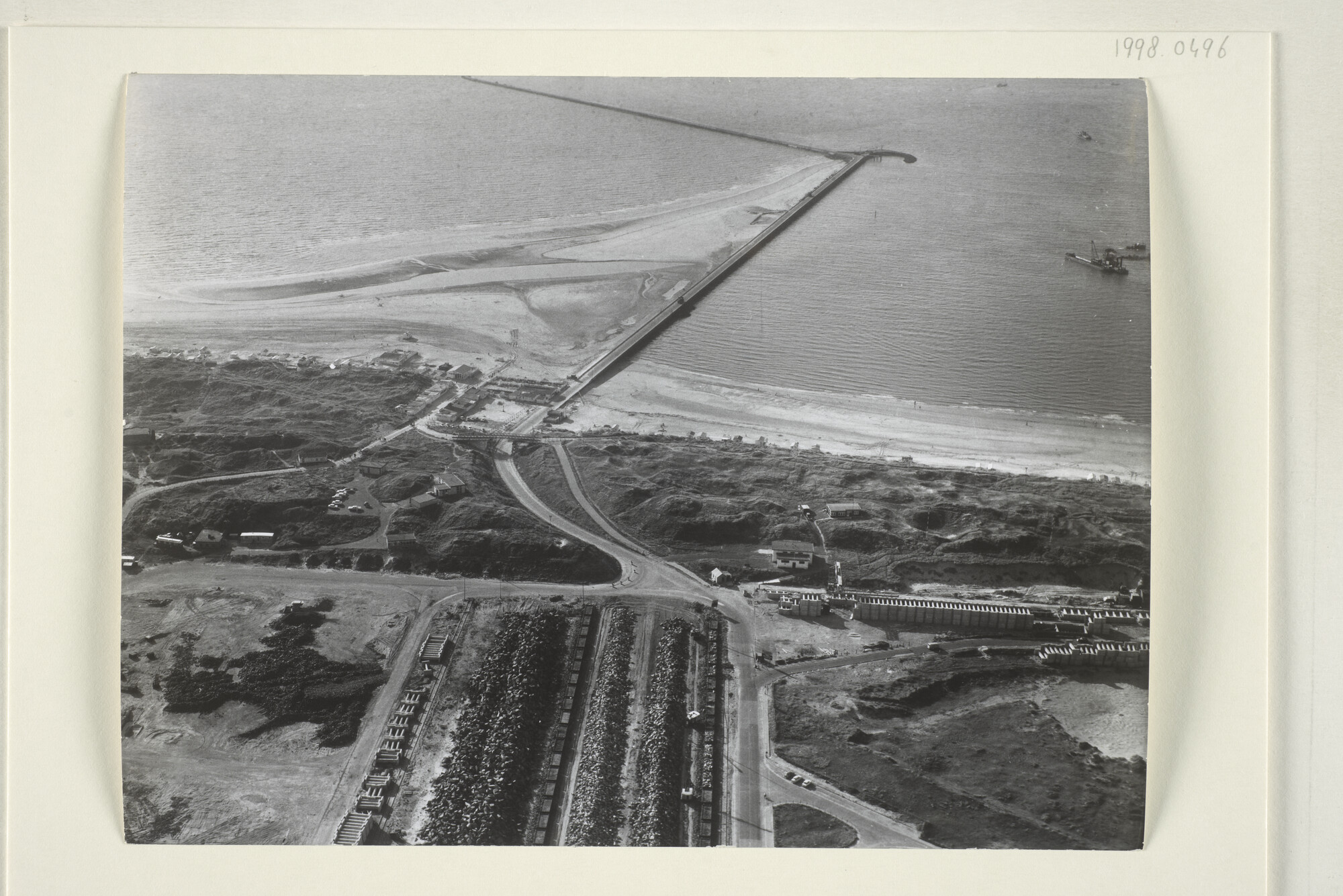 1998.0496; Luchtfotos van de havenmonding van IJmuiden [...]; foto