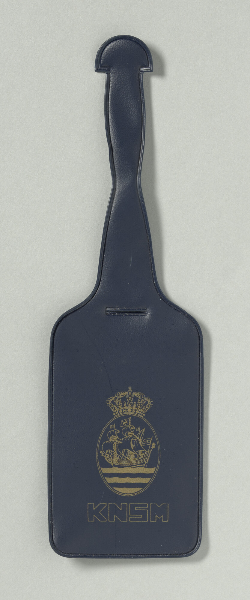 2007.0452; Bagagelabelhouder met het vignet van de KNSM; label (identificatiedrager)