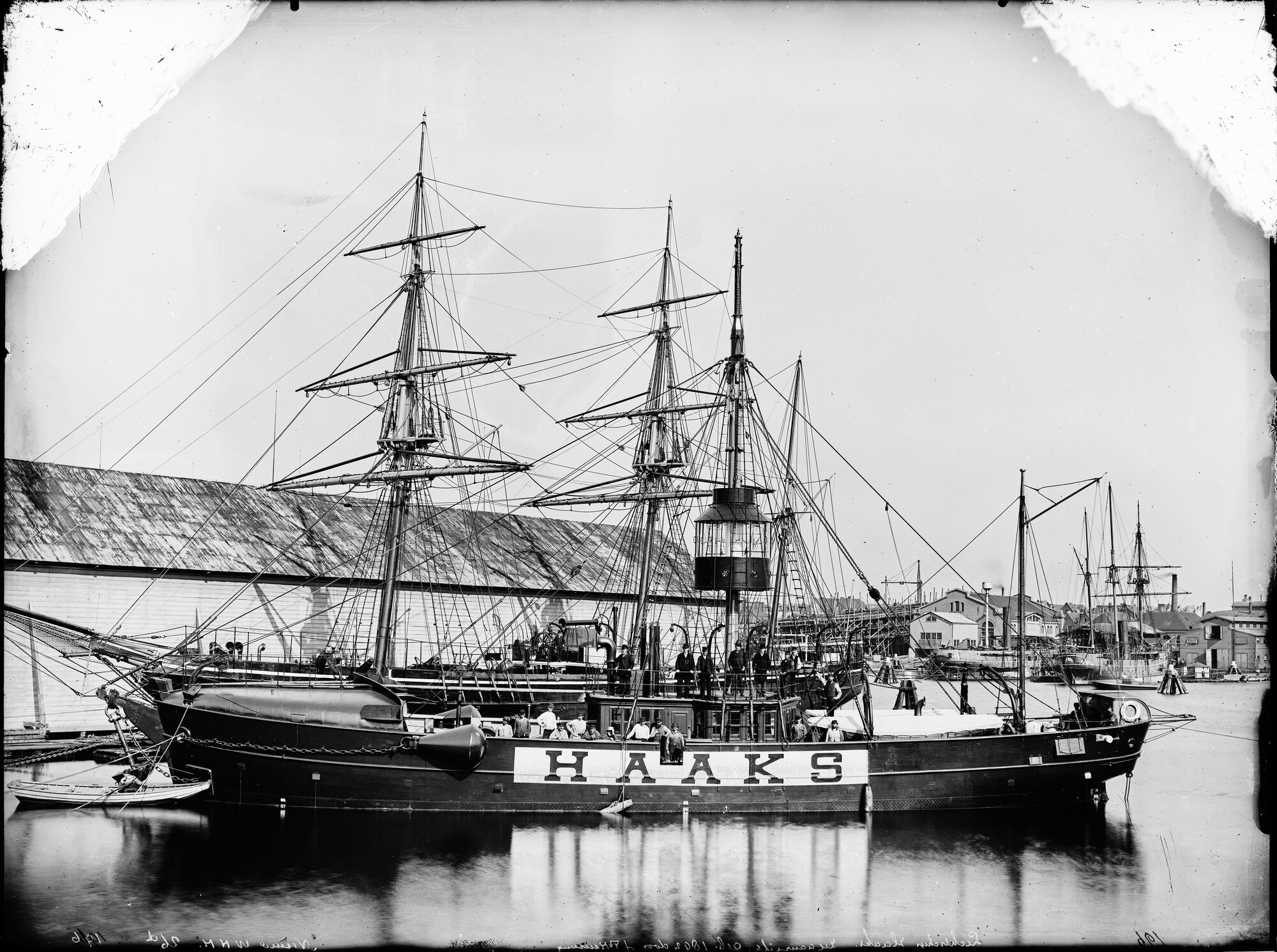 S.1156(06)175a2; Glasnegatief van het lichtschip Haaks afgemeerd bij de Rijkswerf in Amsterdam; negatief