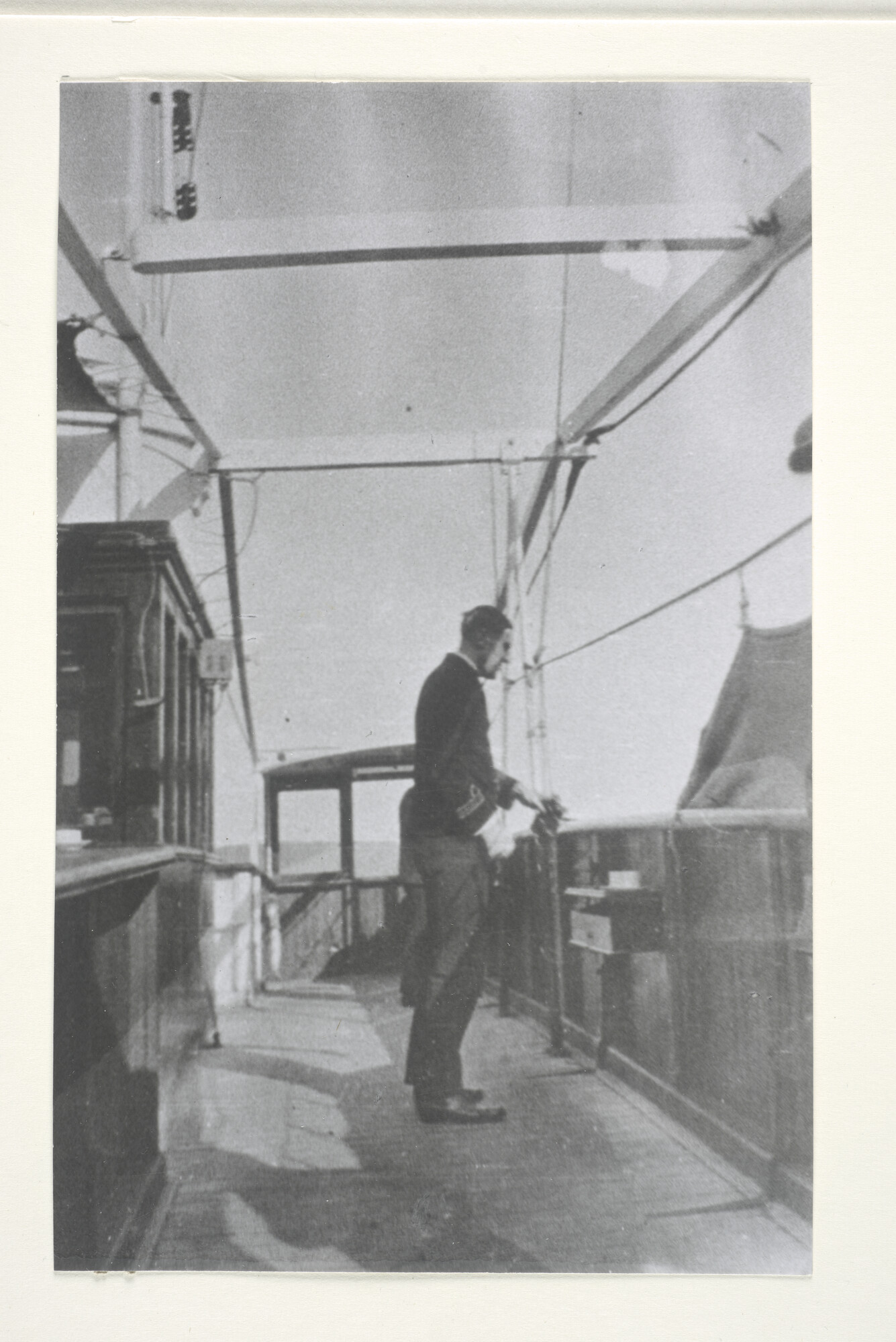 1999.1256; Drie portretten van M.F. Mörzer Bruijns (1884 - 1962) gemaakt aan boord van het ss. 'Batoe'; fotoreportage