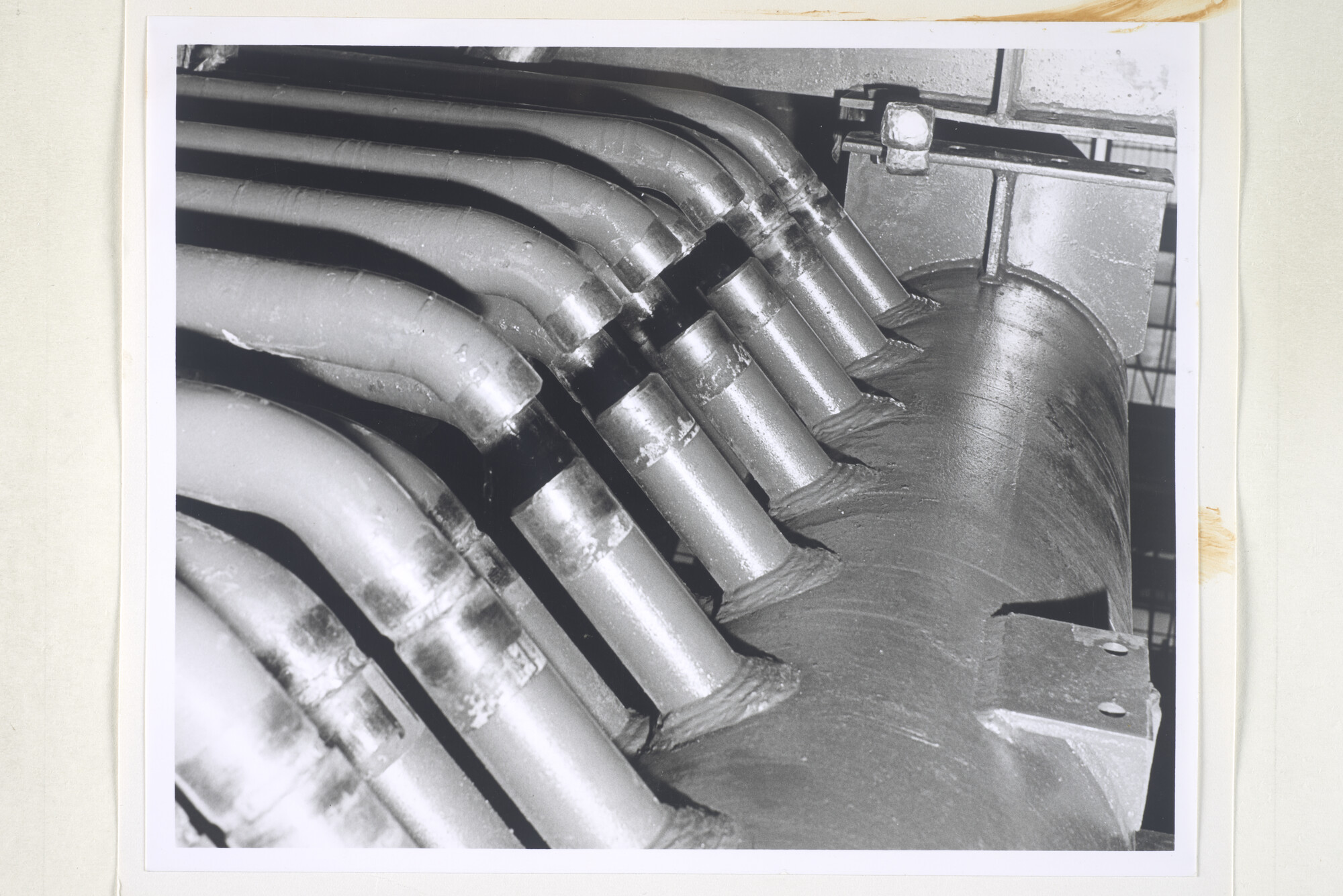 2000.3208; Foto's van afwijkingen aan super heater (vermoedelijk bij de ketel van de mammoettanker 'Mysella') [...]; fotoreportage