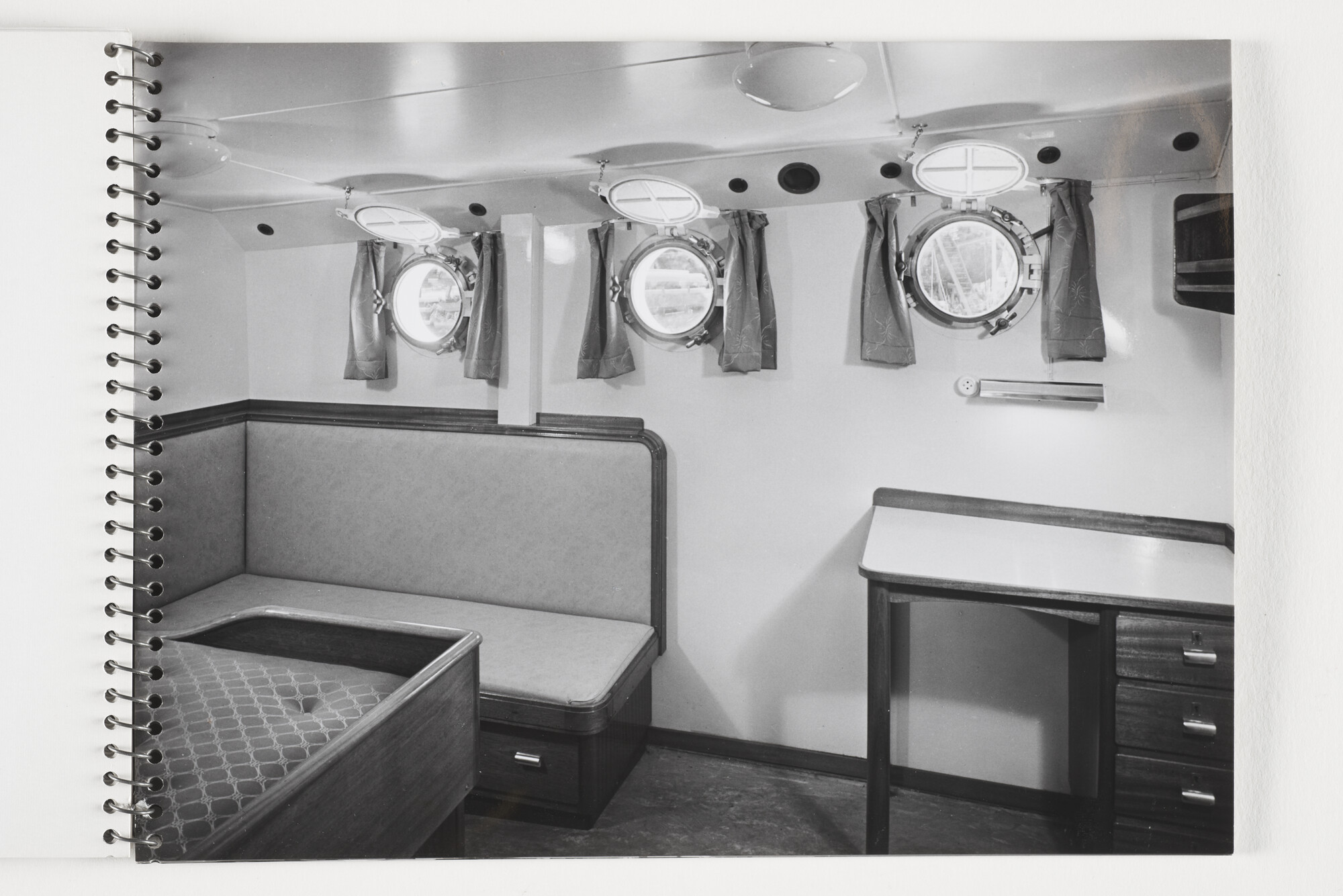 2012.1009; Fotoalbum met zwart-wit foto's van de gemotoriseerde sleepboten Sugi en Sukamandi van de scheepswerf de Vries Lentsch; fotoalbum
