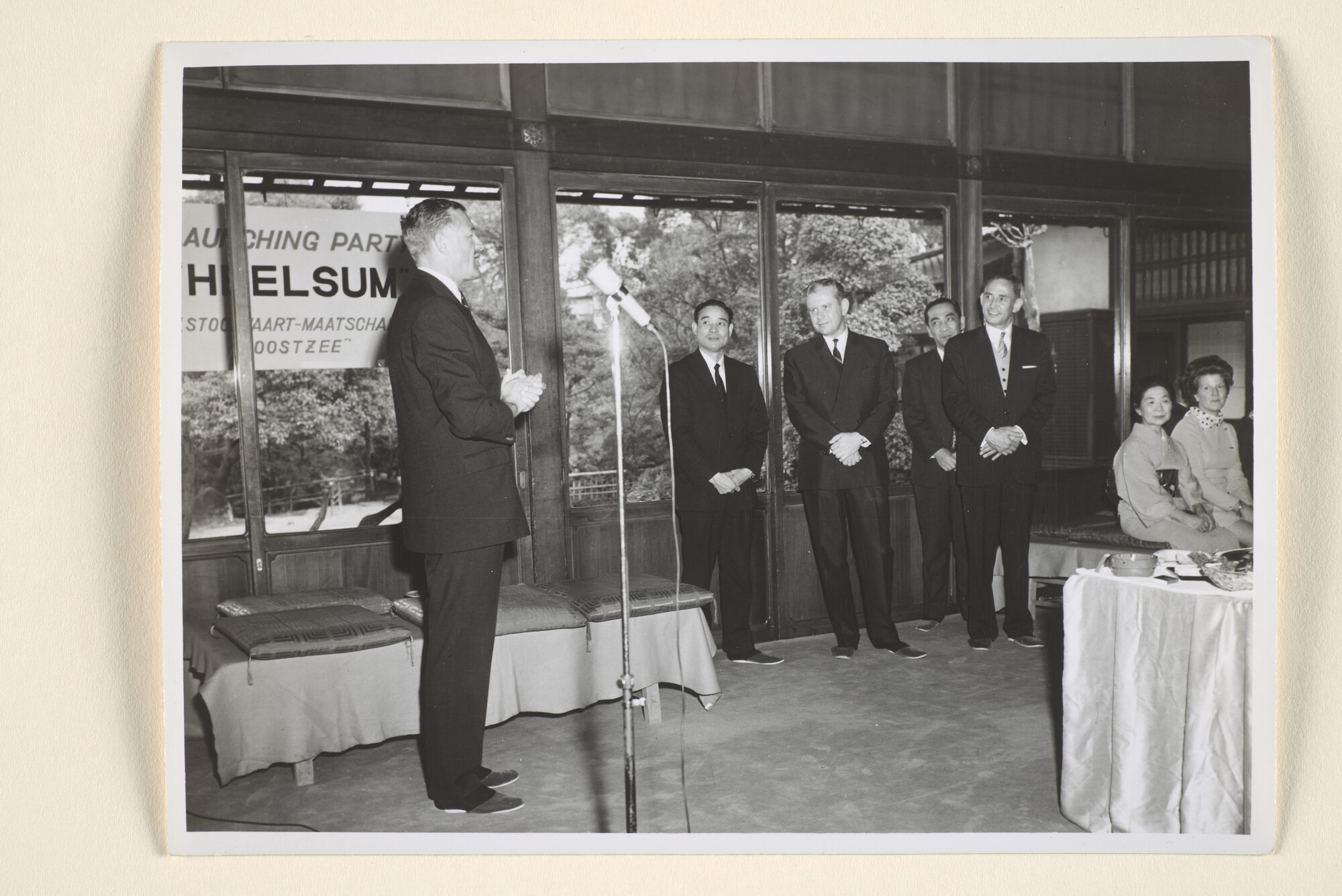 1996.0561; Foto's van de tewaterlating van het vrachtschip ms. 'Heelsum' en 'launching party' op de werf van Mitsui Shipbuilding & Enginering Co; fotoreportage