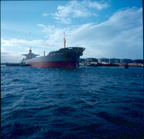 S.9100(8624); Dia van de 'Atlantic Princess' op sleep door sleepboten van Reederij Goedkoop; diapositief