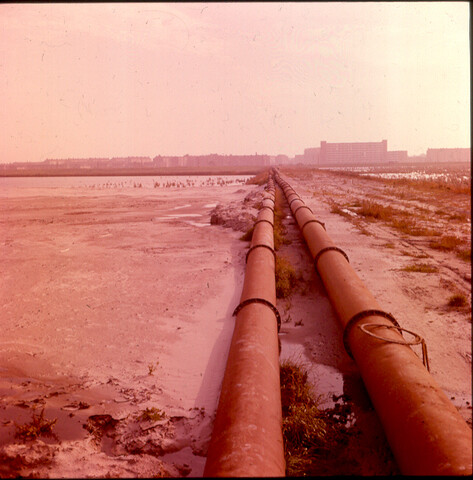 S.9100(0300); Persleiding, met op de achtergrond nieuwbouw van Amsterdam-Slotermeer; diapositief