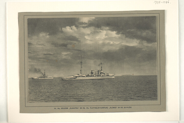 1995.1086; De kruiser Hr.Ms. Sumatra en het flottieljevaartuig Hr.Ms. Flores [...]; foto