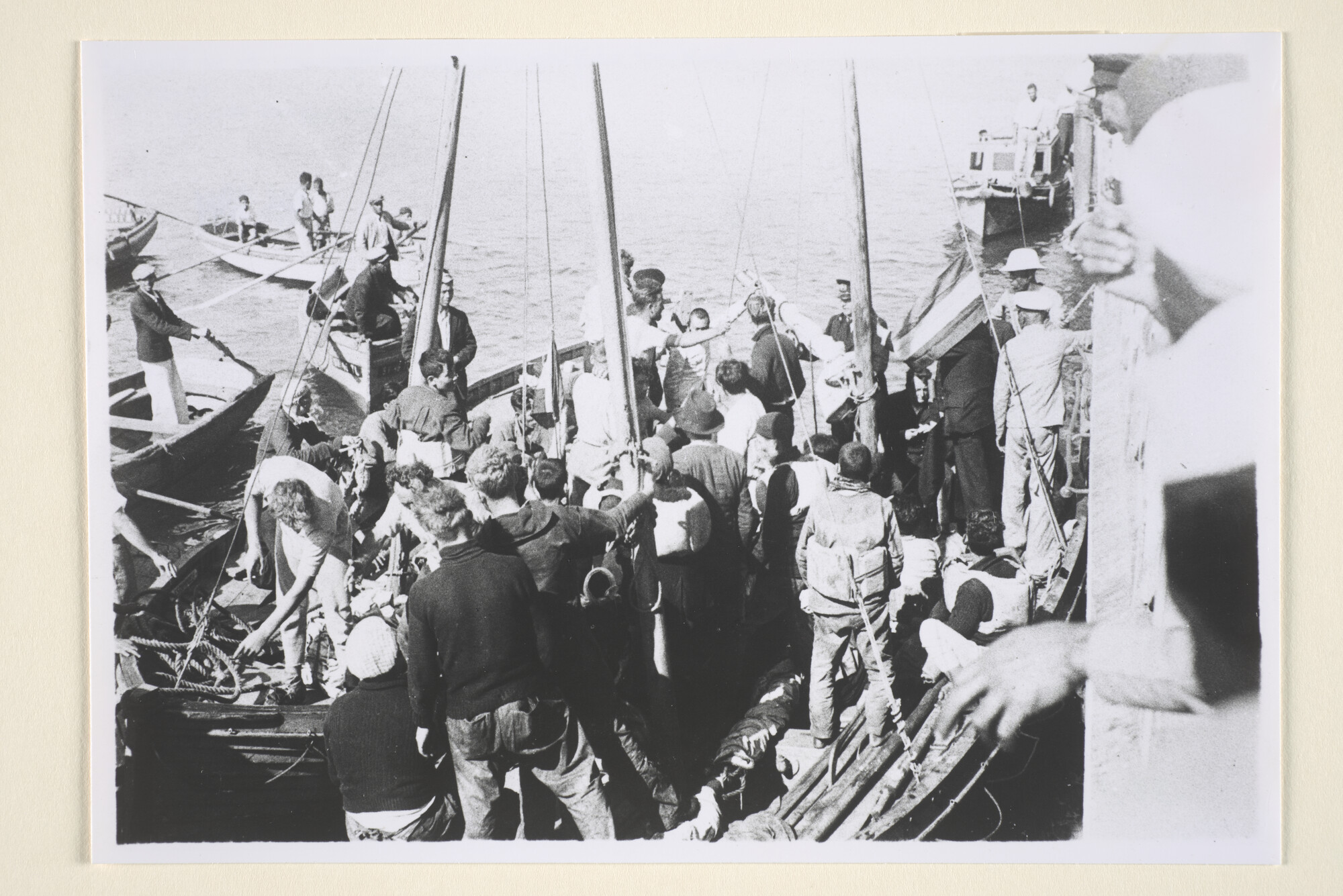 1996.3894; Aankomst van schipbreukelingen van het ss. 'Tapanoeli' uit Boa Vista te St; foto