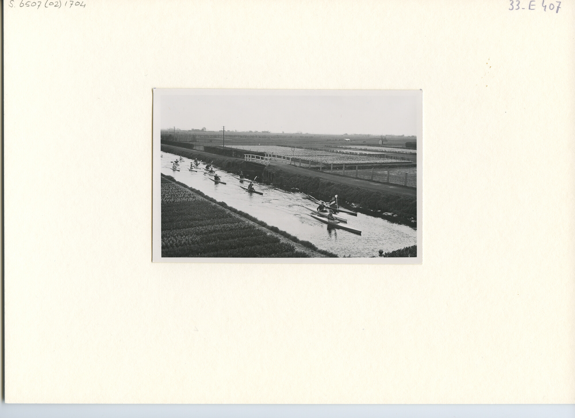 S.6507(02)1704.06; Zwart-wit foto van de Bloembollentocht 1953 voor kano's met start in het Spaarne in Heemstede; foto